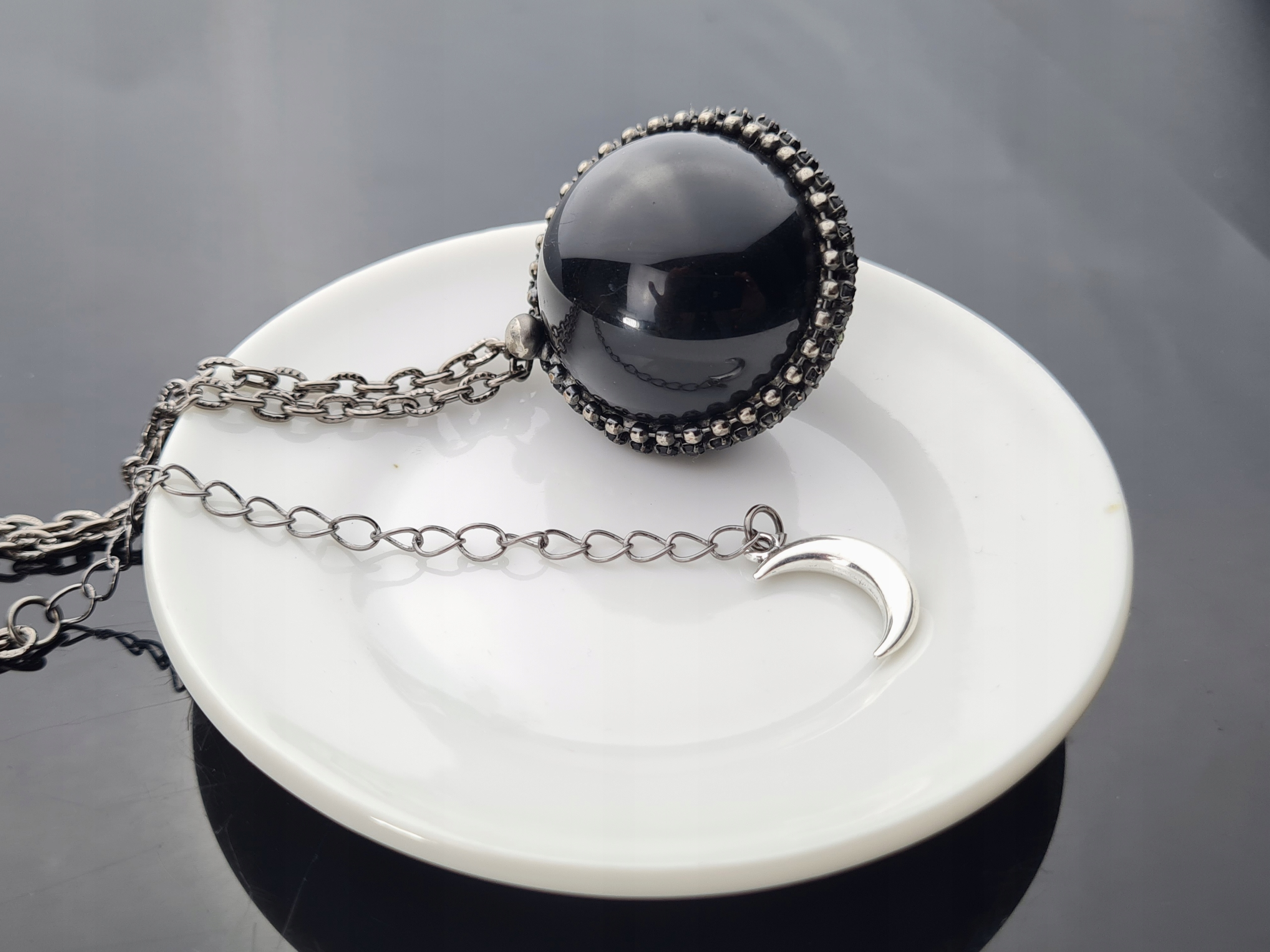 Přívěsek Křišťálová koule Velký černý obsidián v rámu Wicca Měsíc