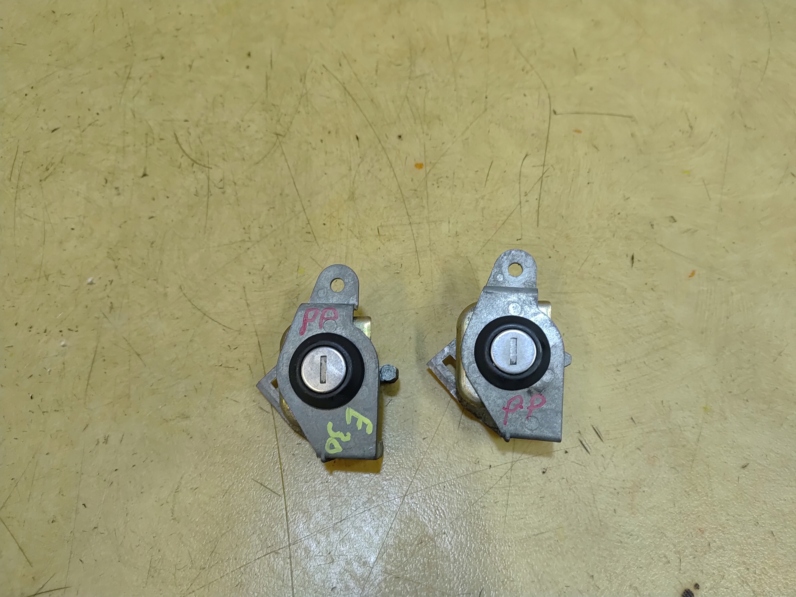 BMW E30 WKŁADKA ZAMKA PRAWY PRZÓD