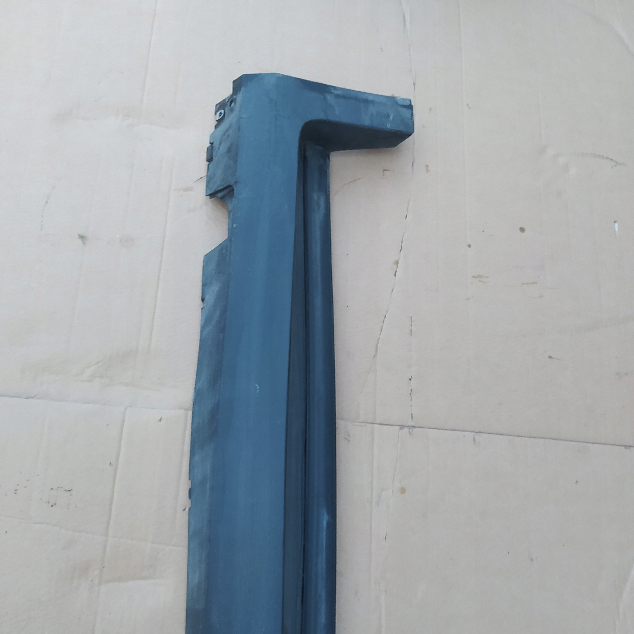 LISTWA PROGOWA CADILLAC LINCOLN XT5 PRAWA 84100134 17- Typ samochodu Samochody osobowe