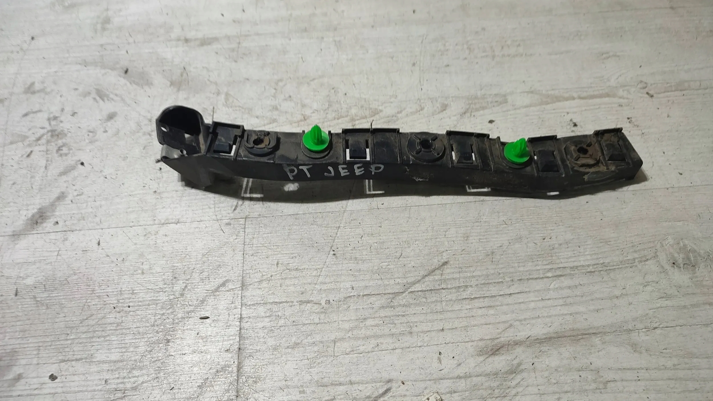 Jeep Cherokee KL 15r. 2.0d heck Seite links Halter der Stoßstange