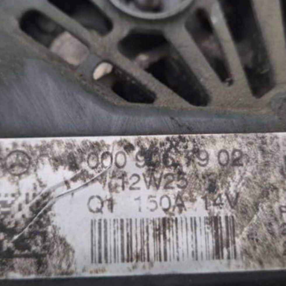Mercedes C200 CGI W204 Alternator A0009067902 M271