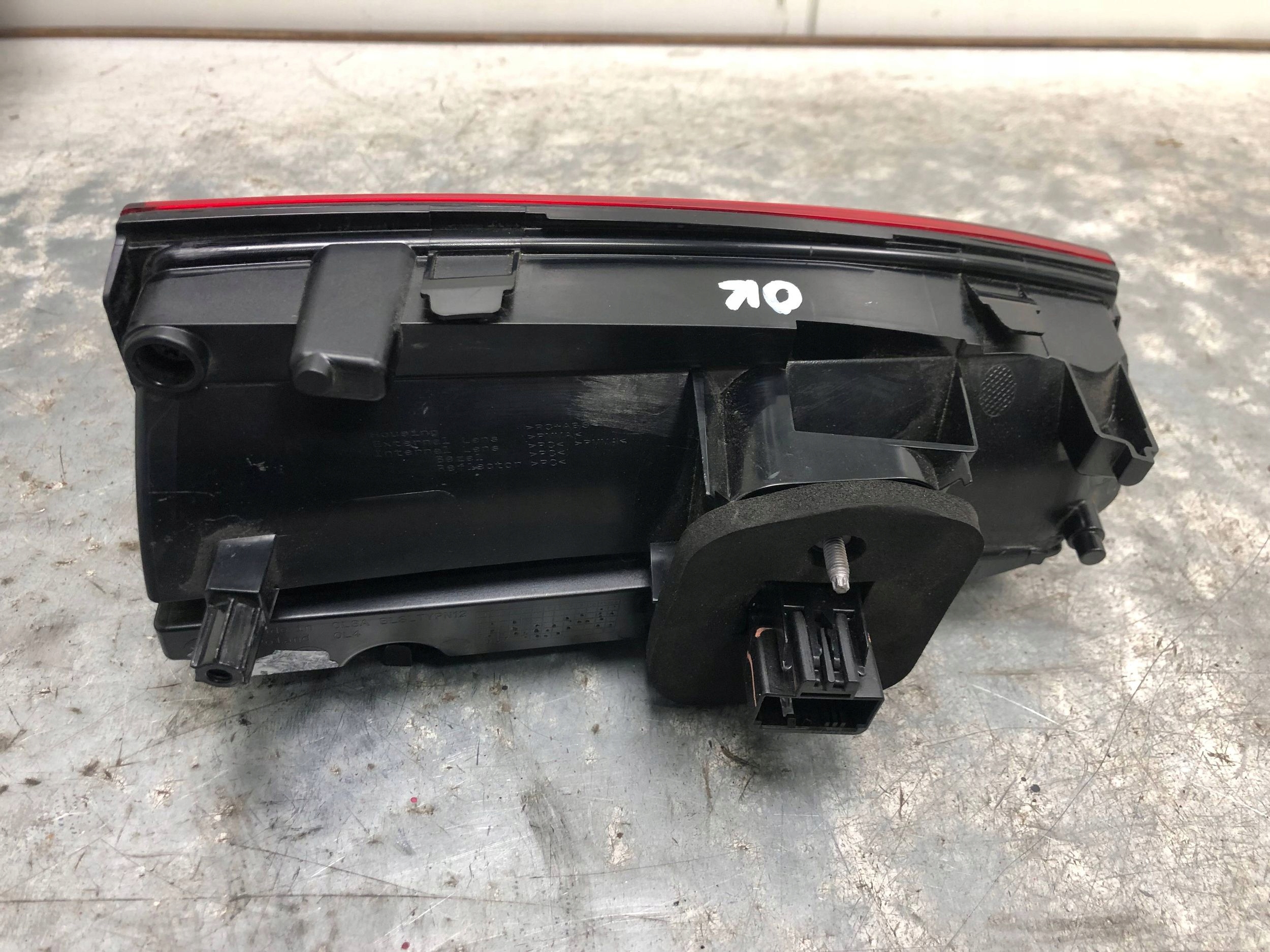 light LED right rear part to the bonnet VW T7 7T0945094B