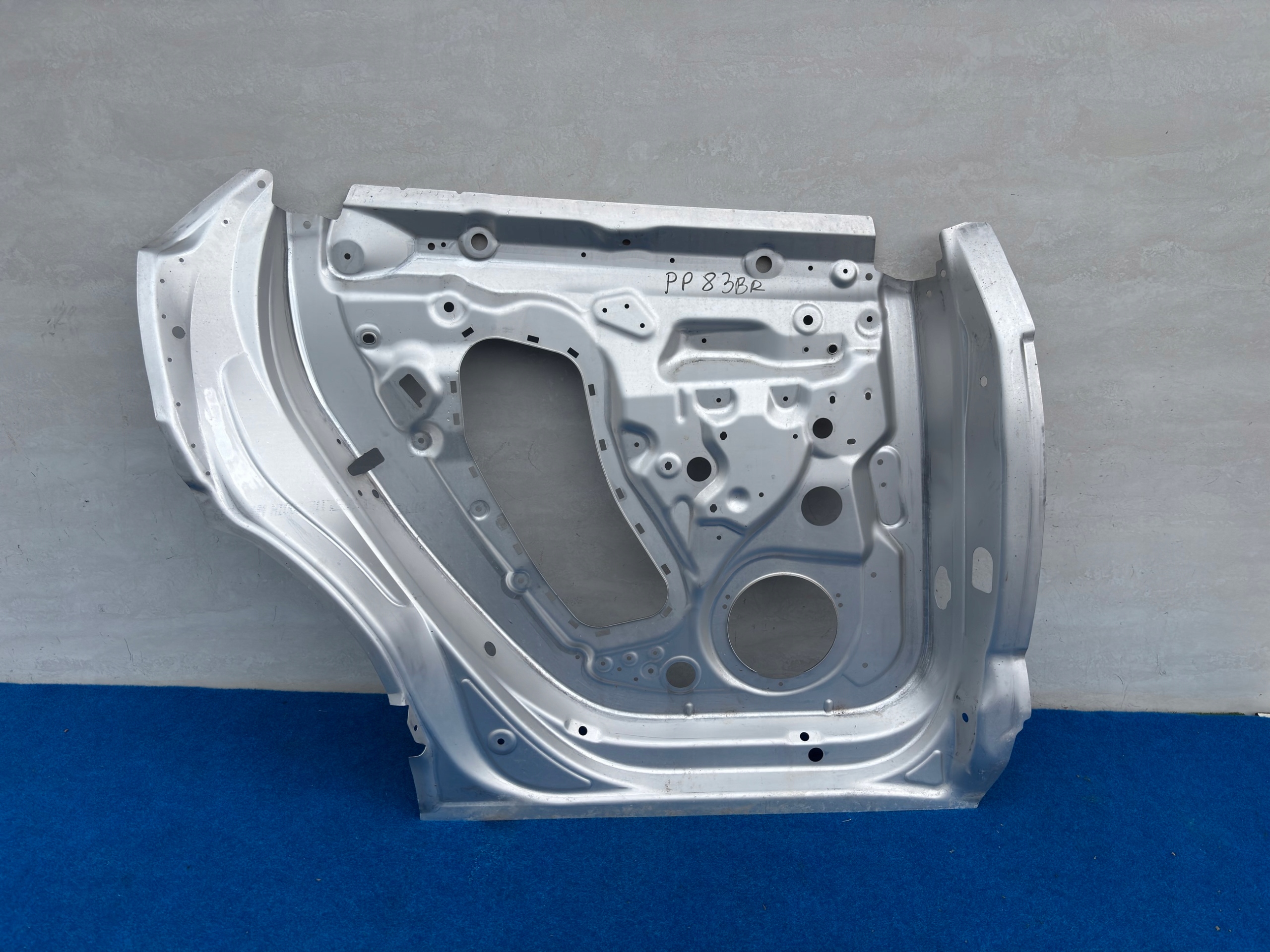 LAMBORGHINI URUS pillar door right rear part support SZKIELET PP83BR