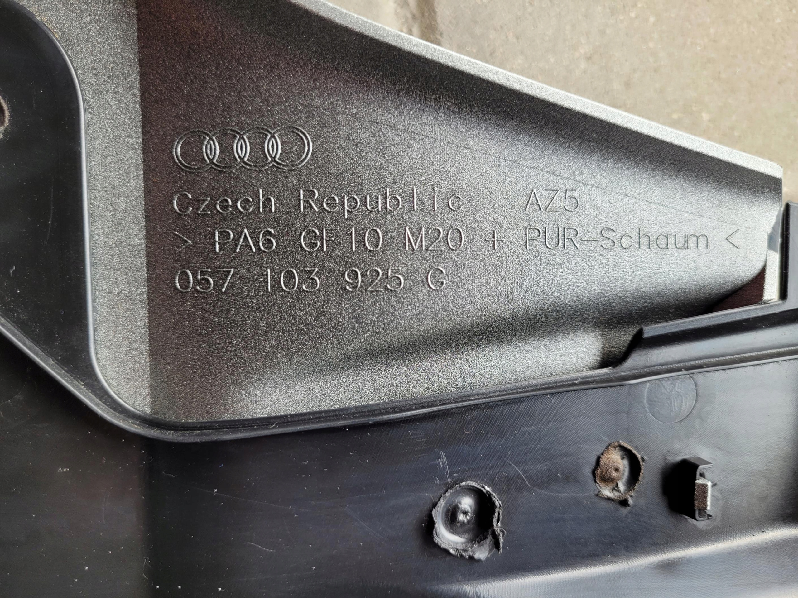 fedél motorfedél 057103925G AUDI A8 D4 4.2 TDI