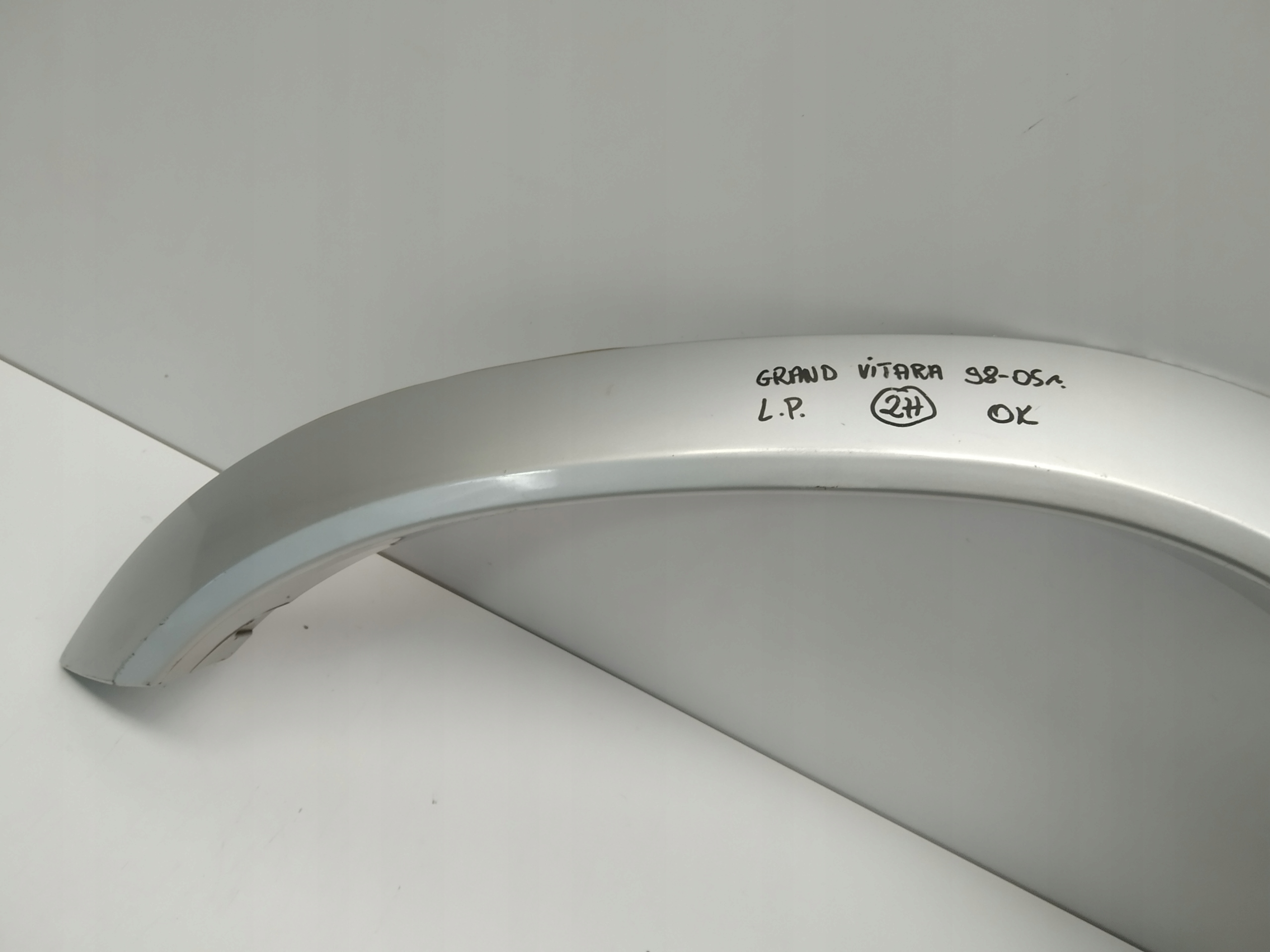 1998r + Suzuki Grand Vitara and moulding cap for fender front left