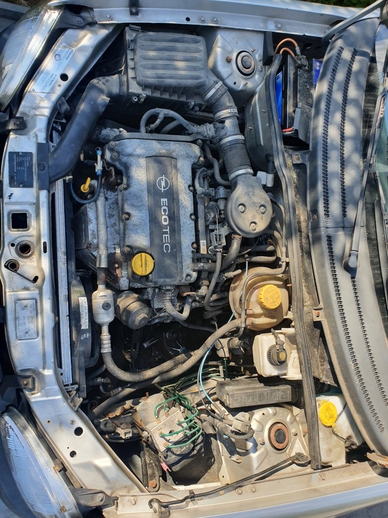 Pokrywa zaworów Opel corsa B 2001r 1.2