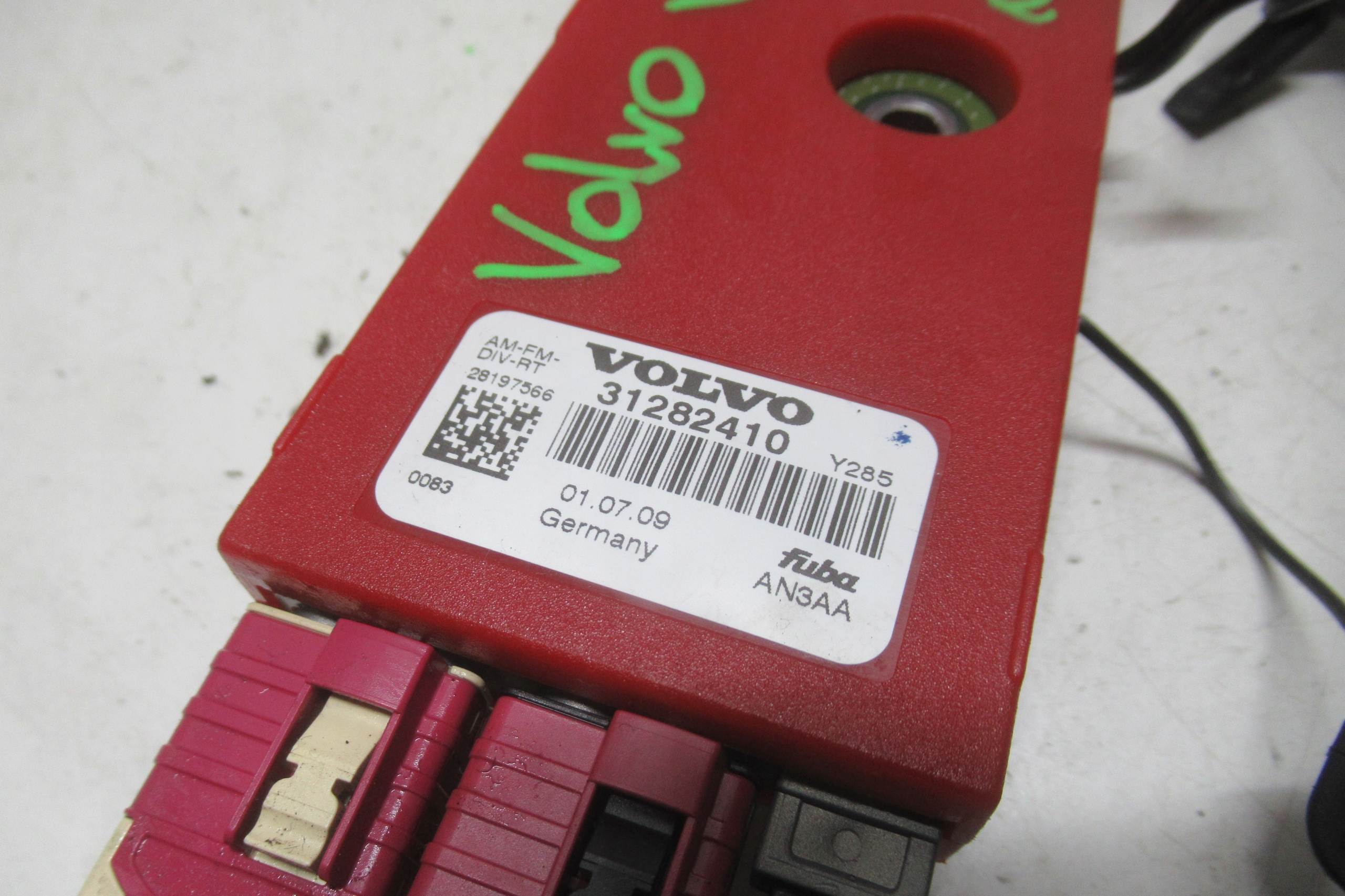 VOLVO V70 09R antenna amplifier 31282410