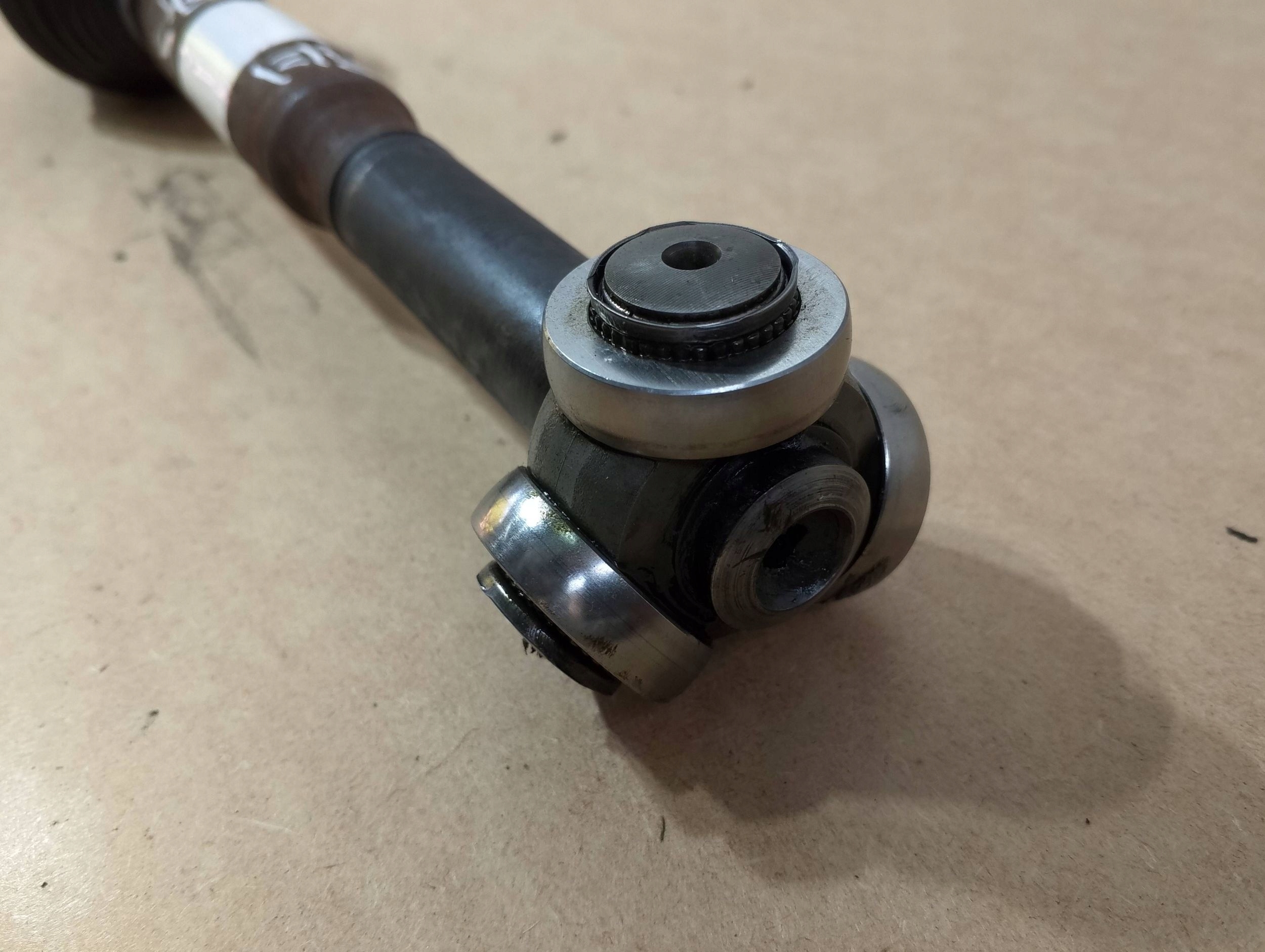 Renault Clio IV 1,5DCI Automat semi-axis front left 391018401R (A568)