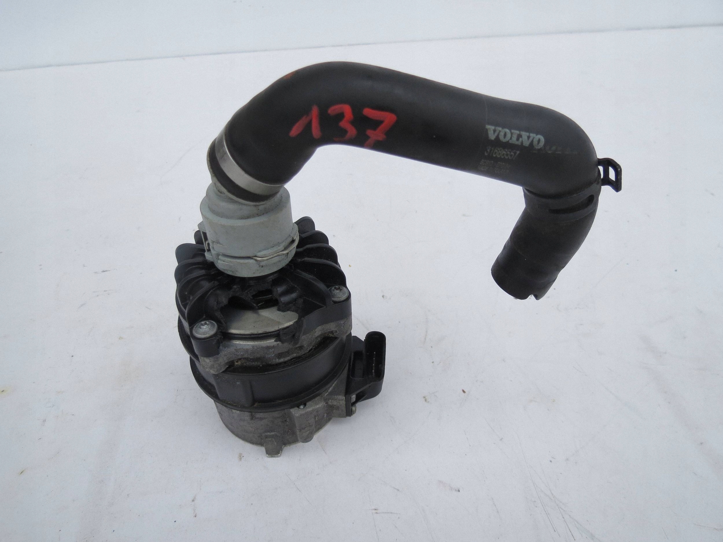 water pump VOLVO S90 V90 T8 HYBRYDA 31338399