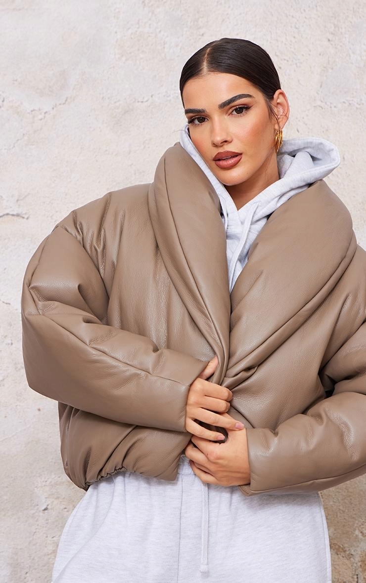 KU446 Prettylittlething Péřová Bunda Z Eko Kůže (15) L