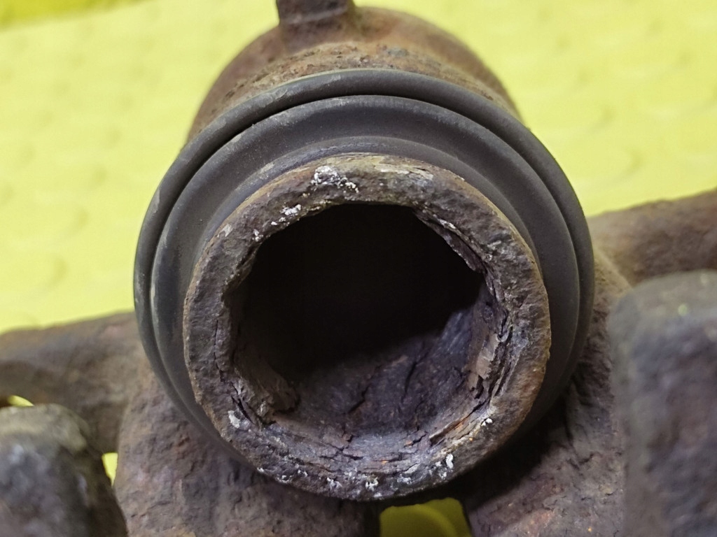 BMW 1 E87 2.0 D caliper left rear part