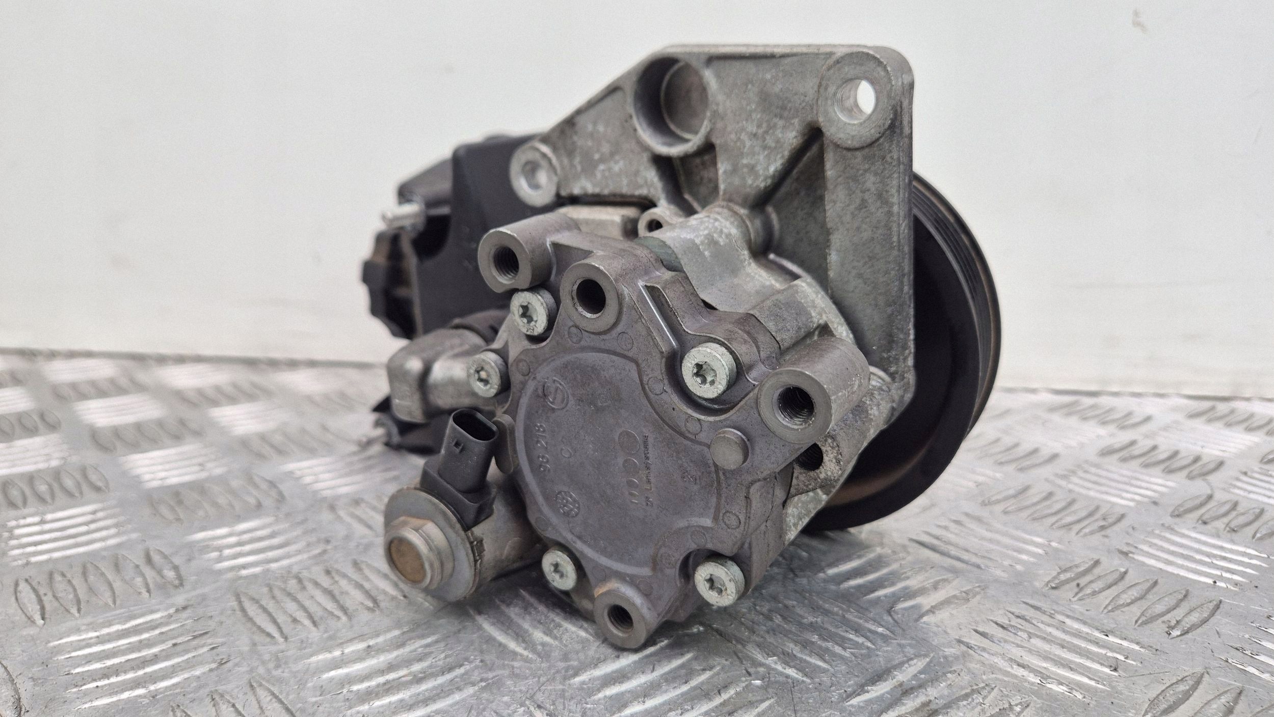 Mercedes E350 C207 W207 servo pump A0054668101