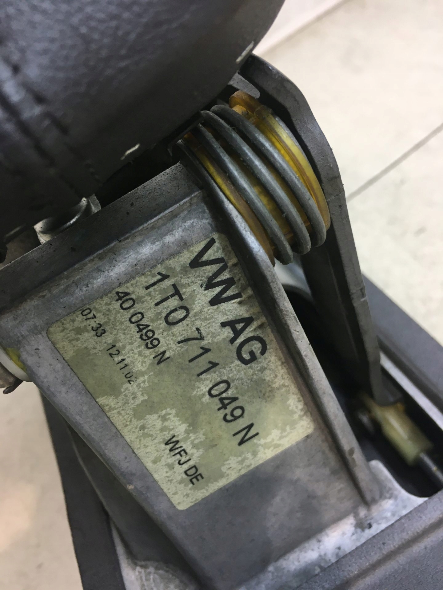 Mecanisme levier vitesse Engrenage Câble TOURAN 2.0 TDI 1T0711049N