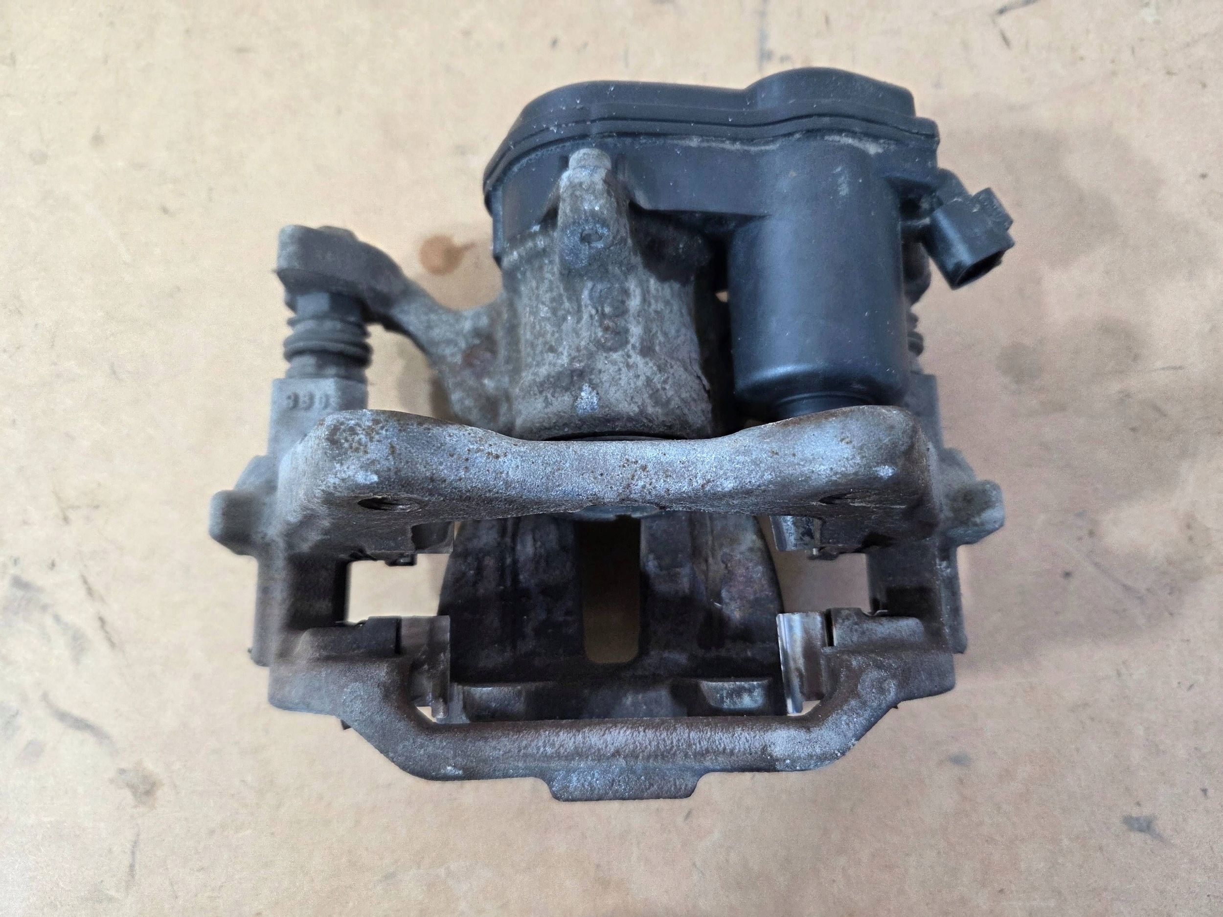 Toyota Corolla E21Zacisk brake rear left (B824)