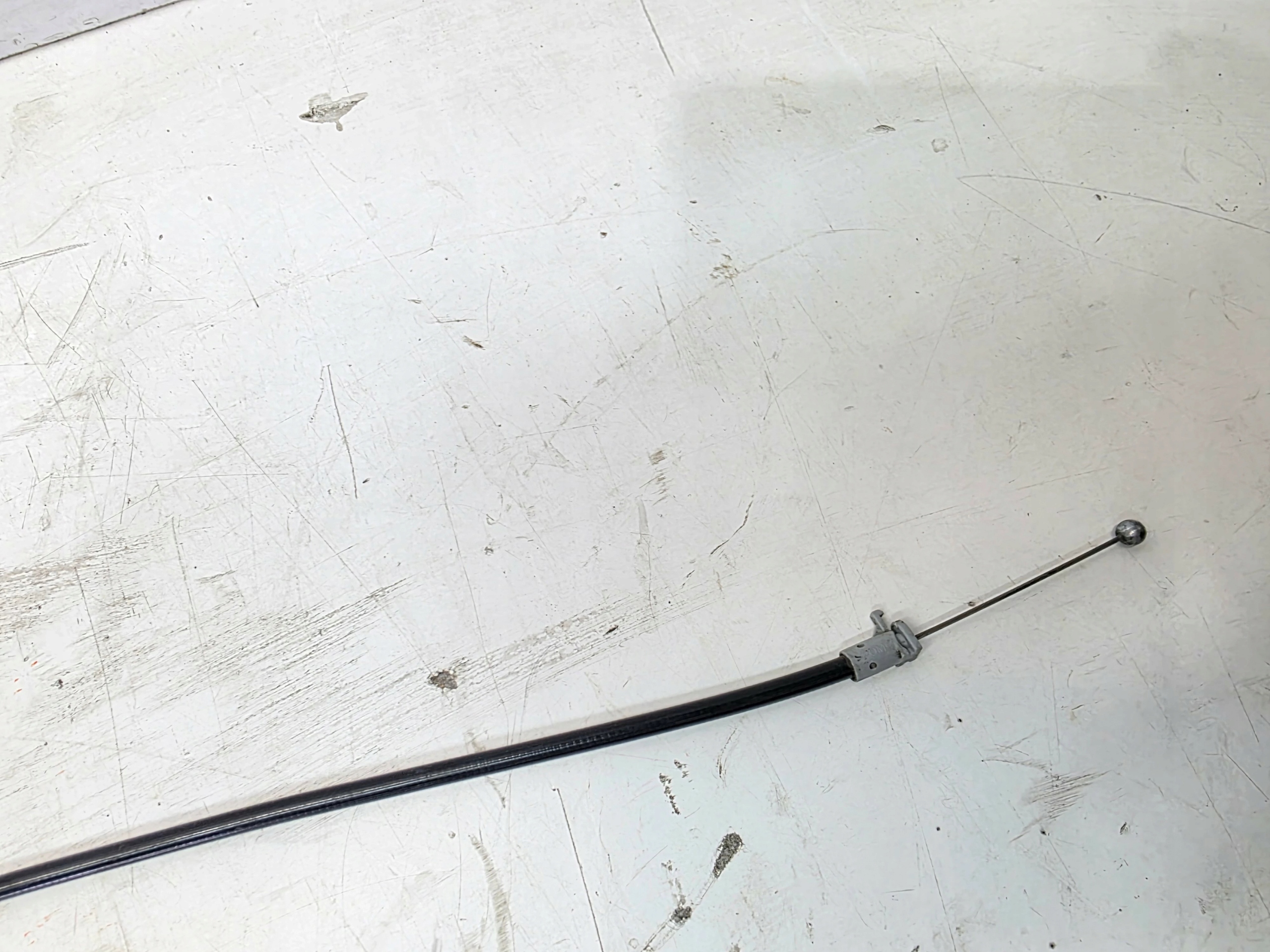 Câble Levier pour l’ouverture du capot AUDI A6 C8 4K0823531B