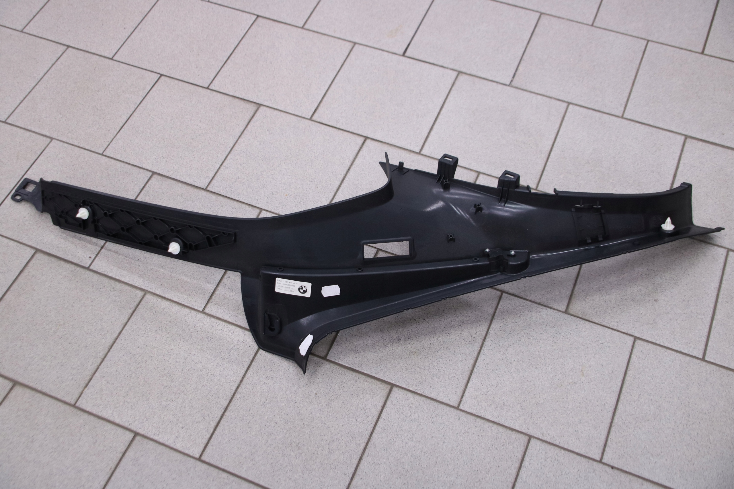 BMW E91 m-packet cover SLUPKA boot ROLETY right rear part black 7261906