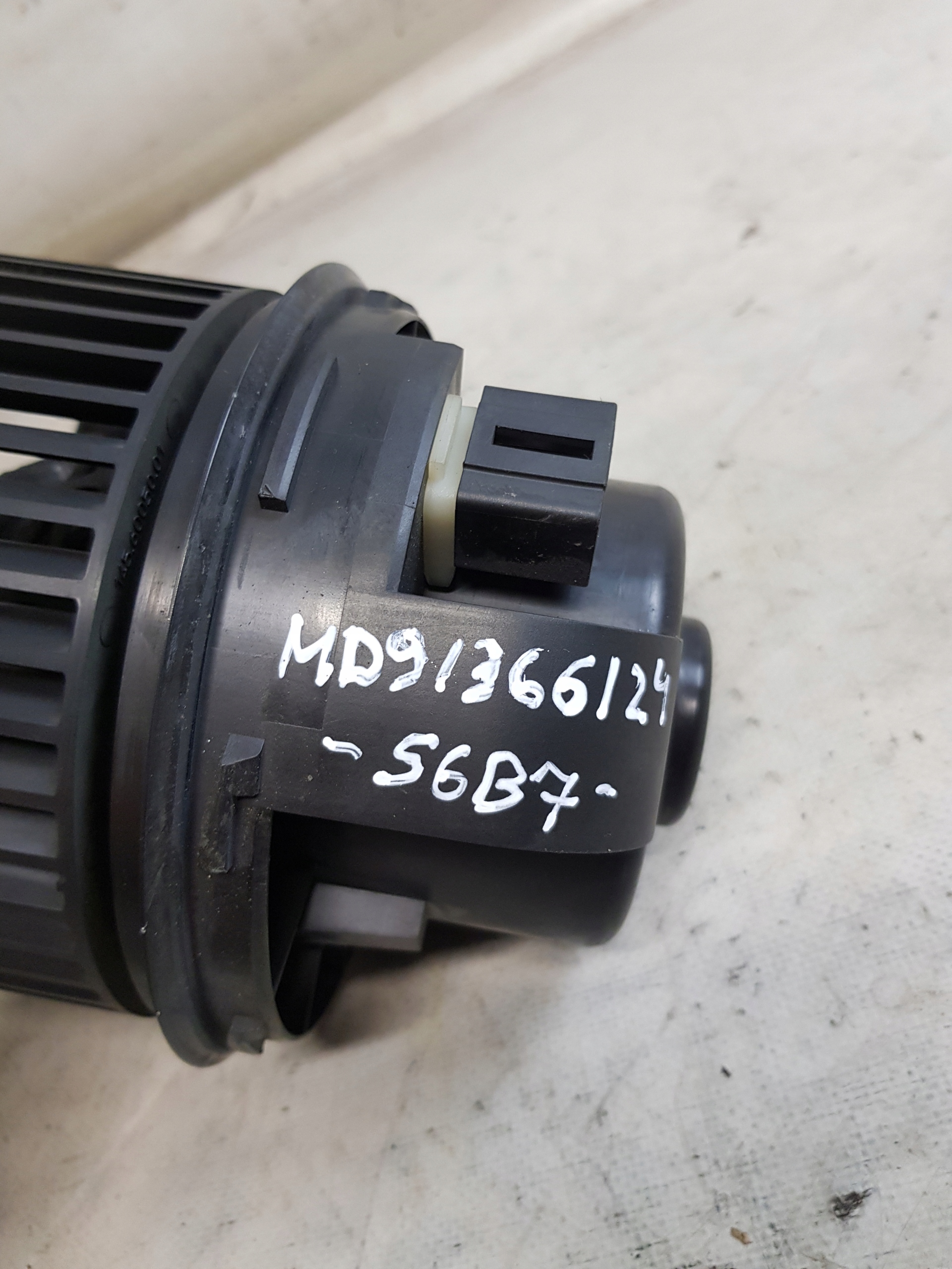 FORD C-MAX 1.8 TDCI ventilator rešetka ventilacije OE 3M5H18456AD