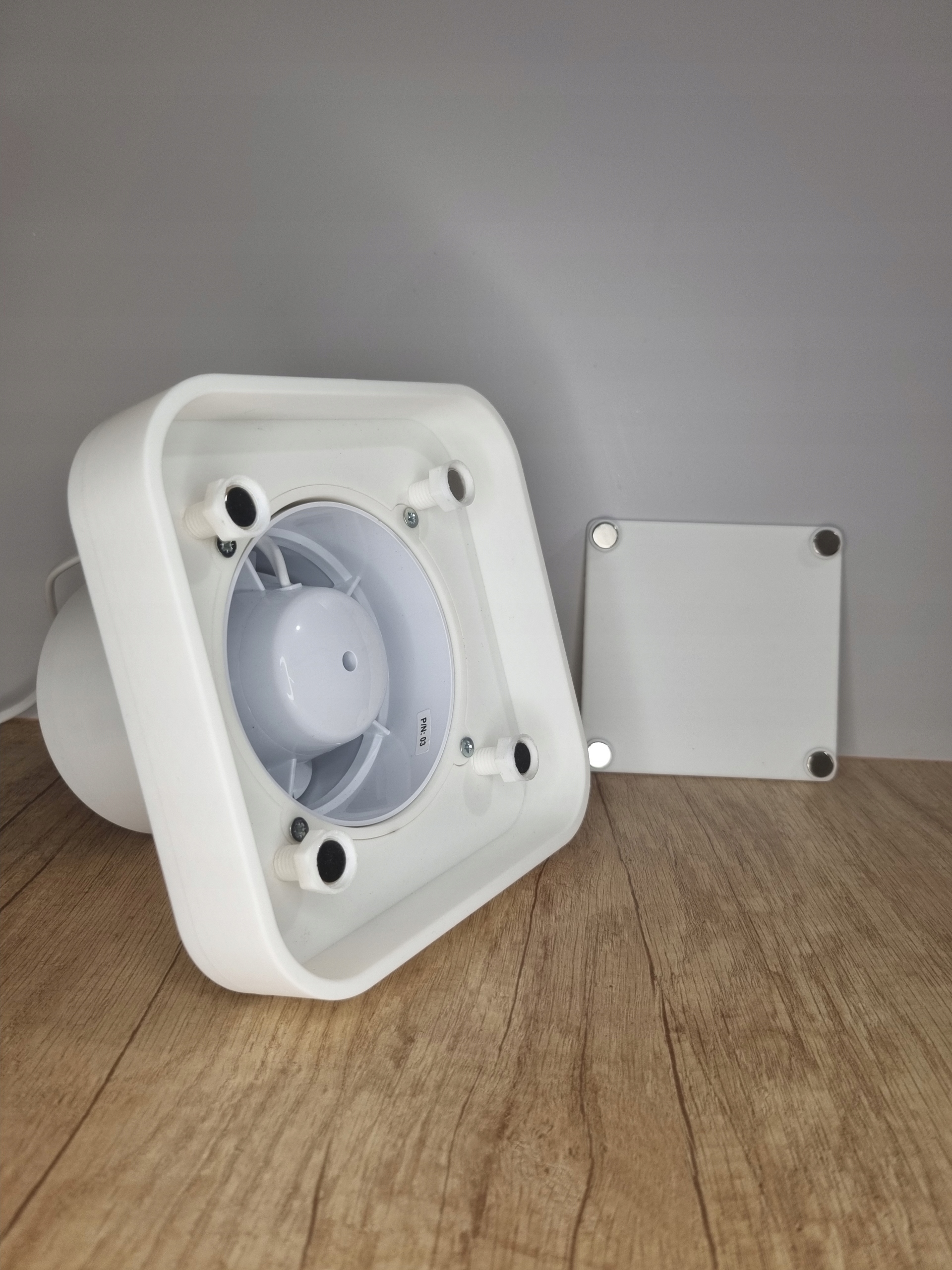 Skrytá, neviditeľná ventilačná mriežka s ventilátorom pod rúrku 100 mm