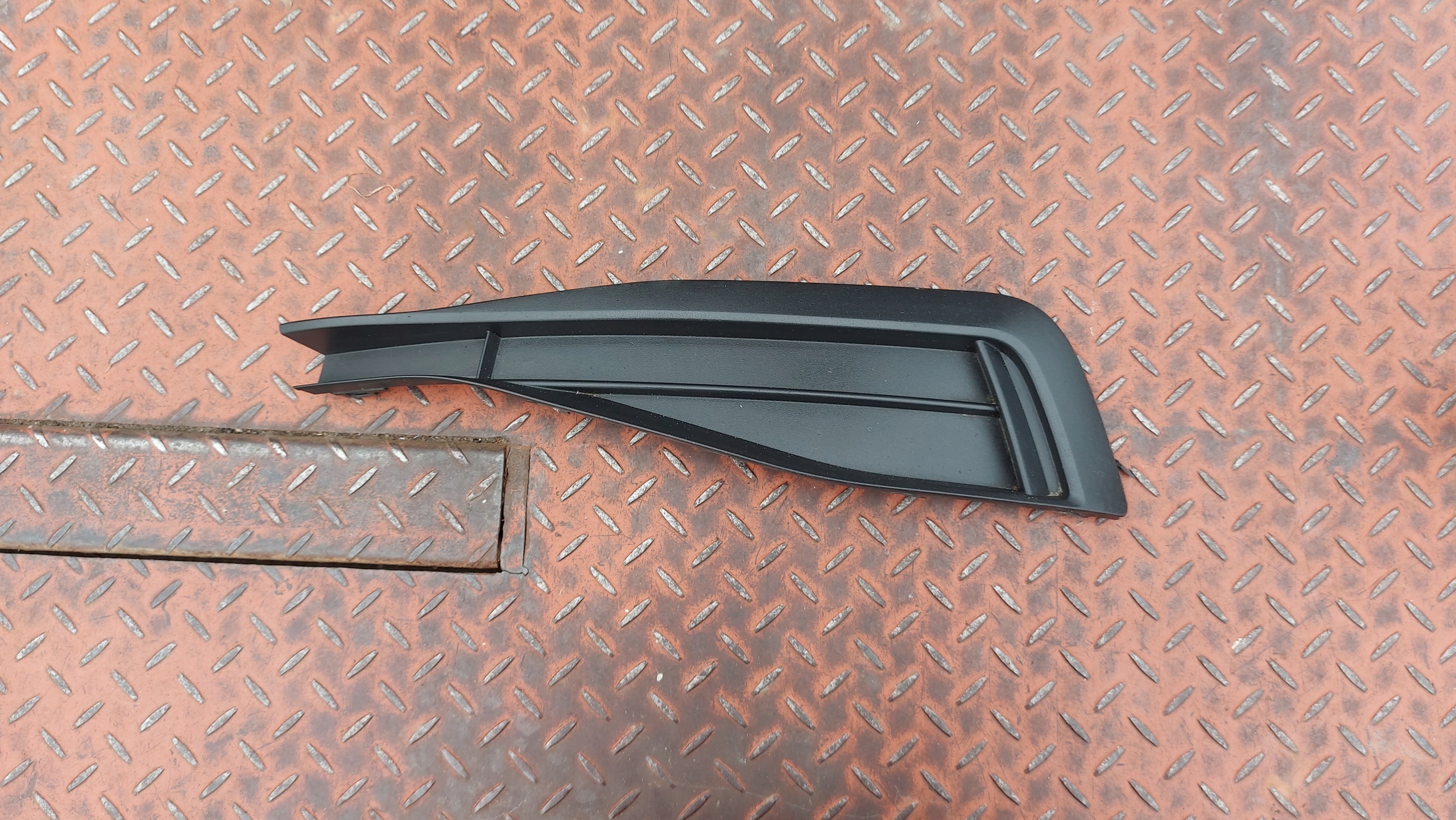 grid of a bumper left left front VW VOLKSWAGEN PASSAT B8 19