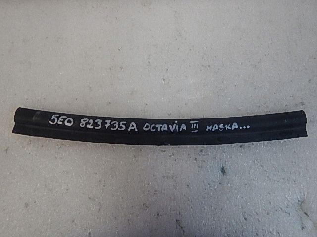 SKODA OCTAVIA III USZCZELKA MASKI 5E0823735A