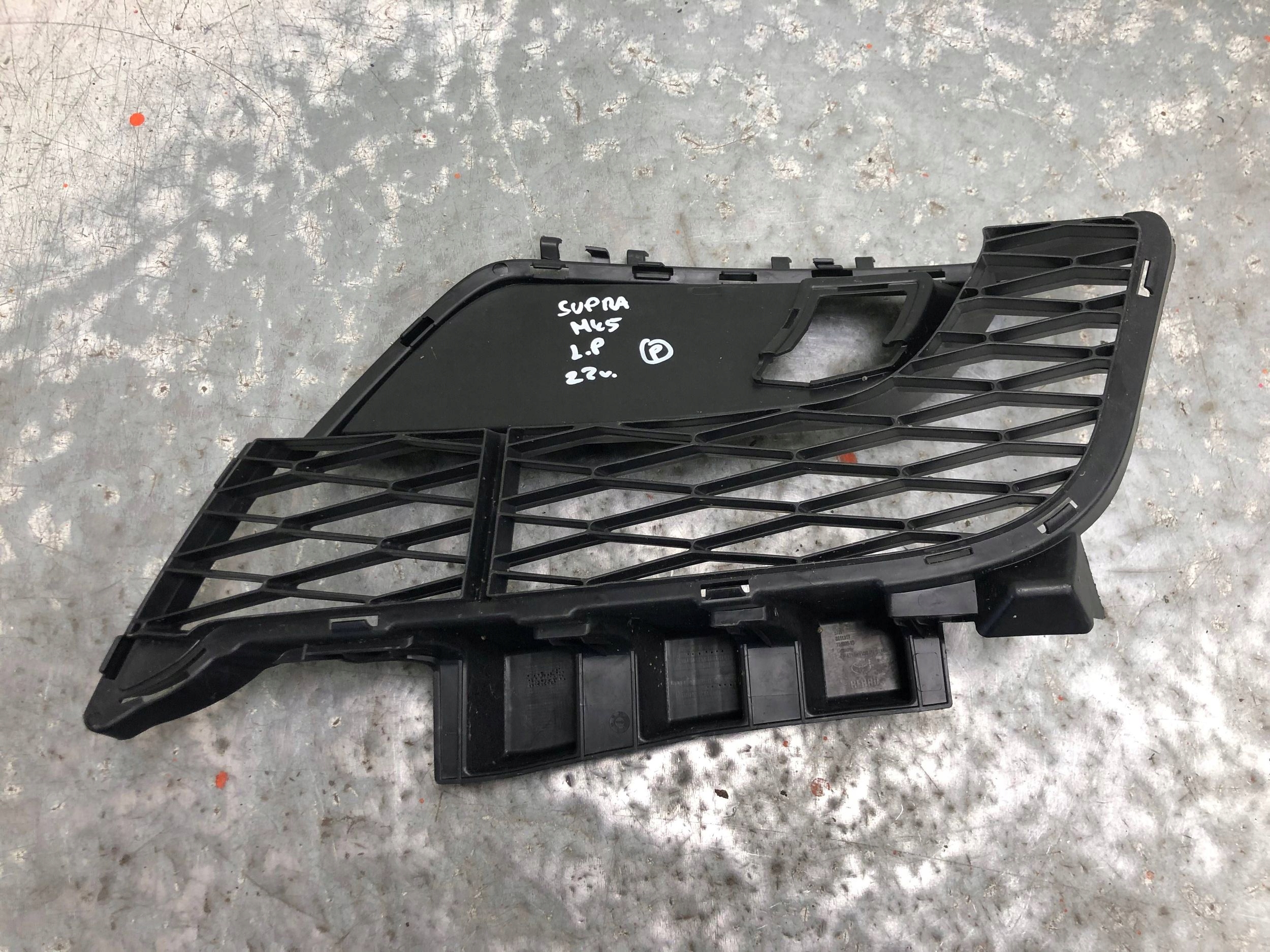 grid of a bumper left front TOYOTA SUPRA MK5 A90 8811317