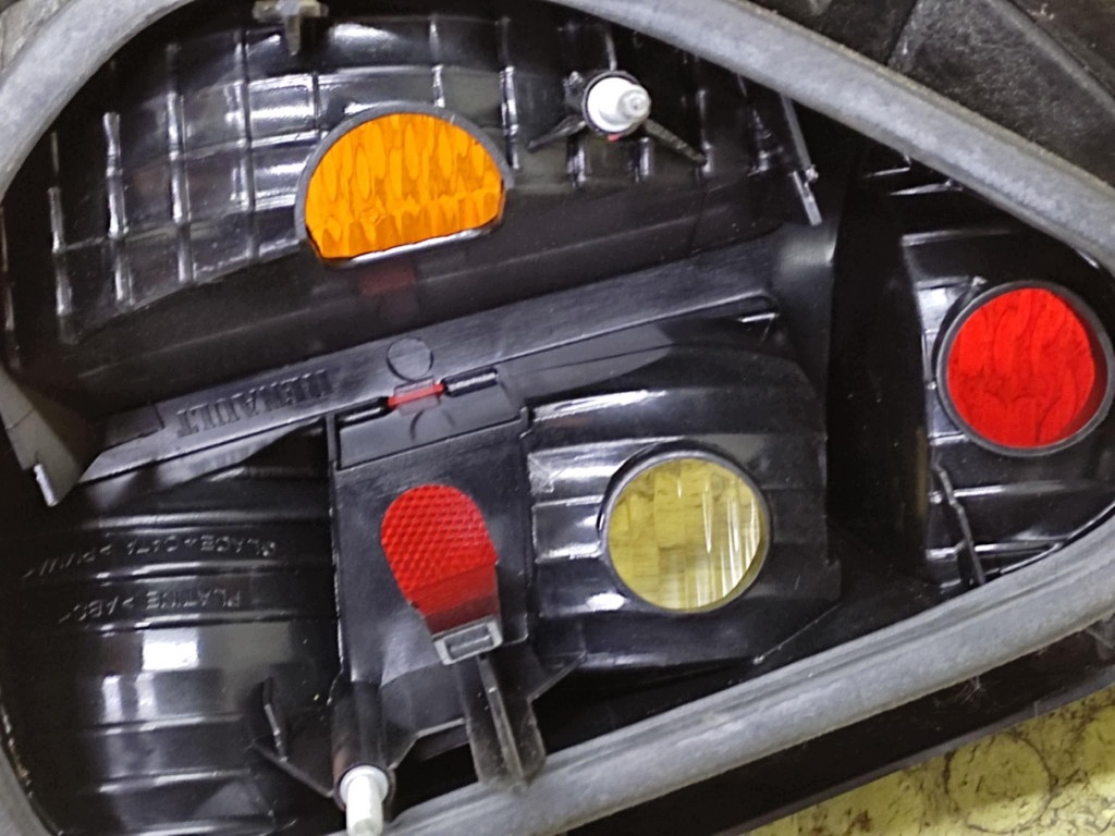 RENAULT THALIA light right rear part