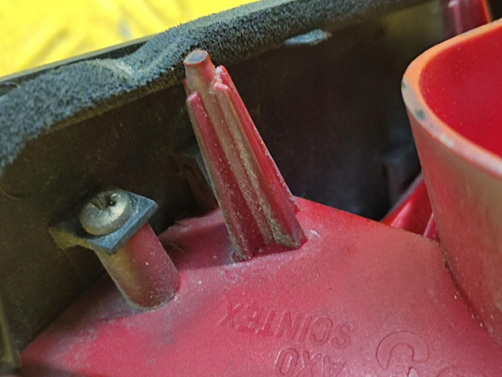 PEUGEOT 607 light left rear part to the bonnet