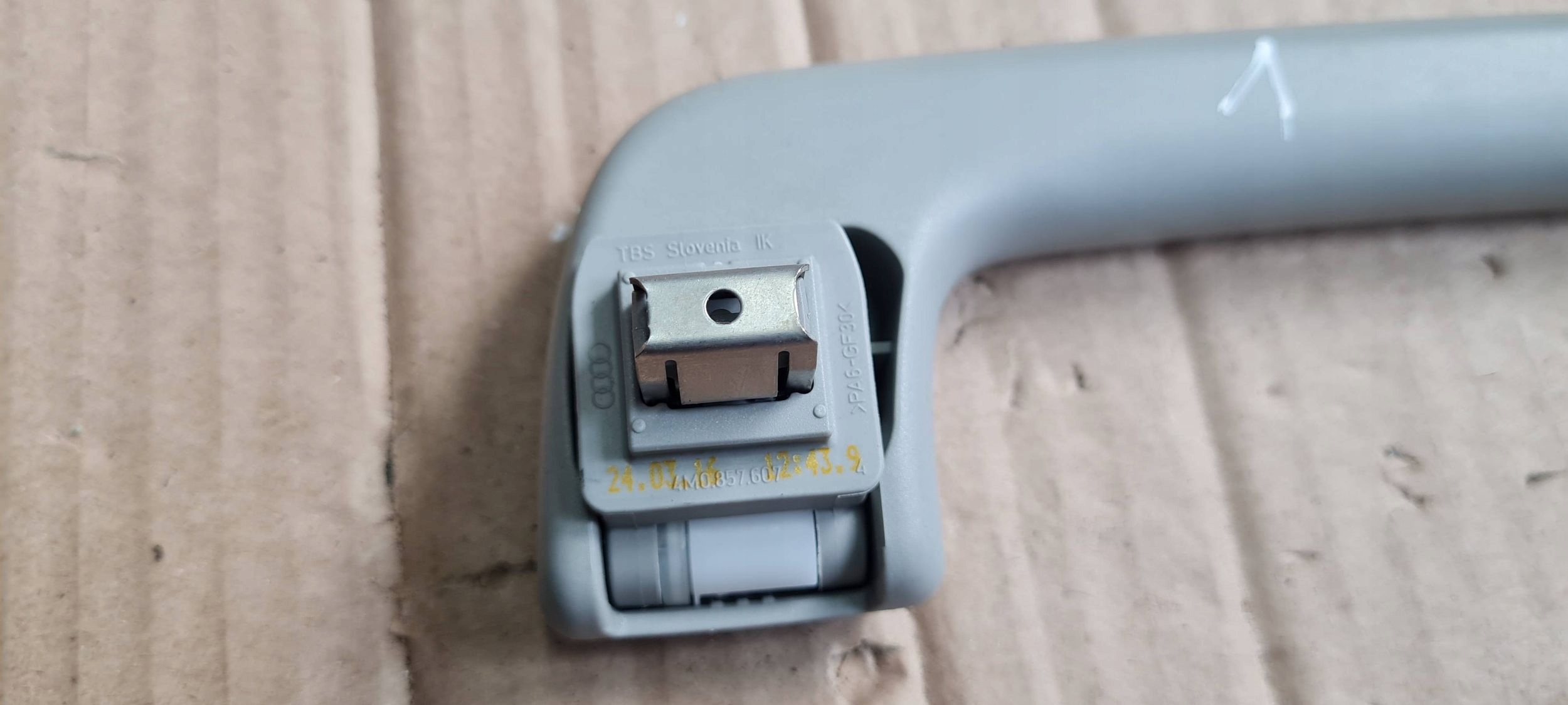 A4 B9 8W handle bracket of the roof left right front 4M0857607 A5 8W
