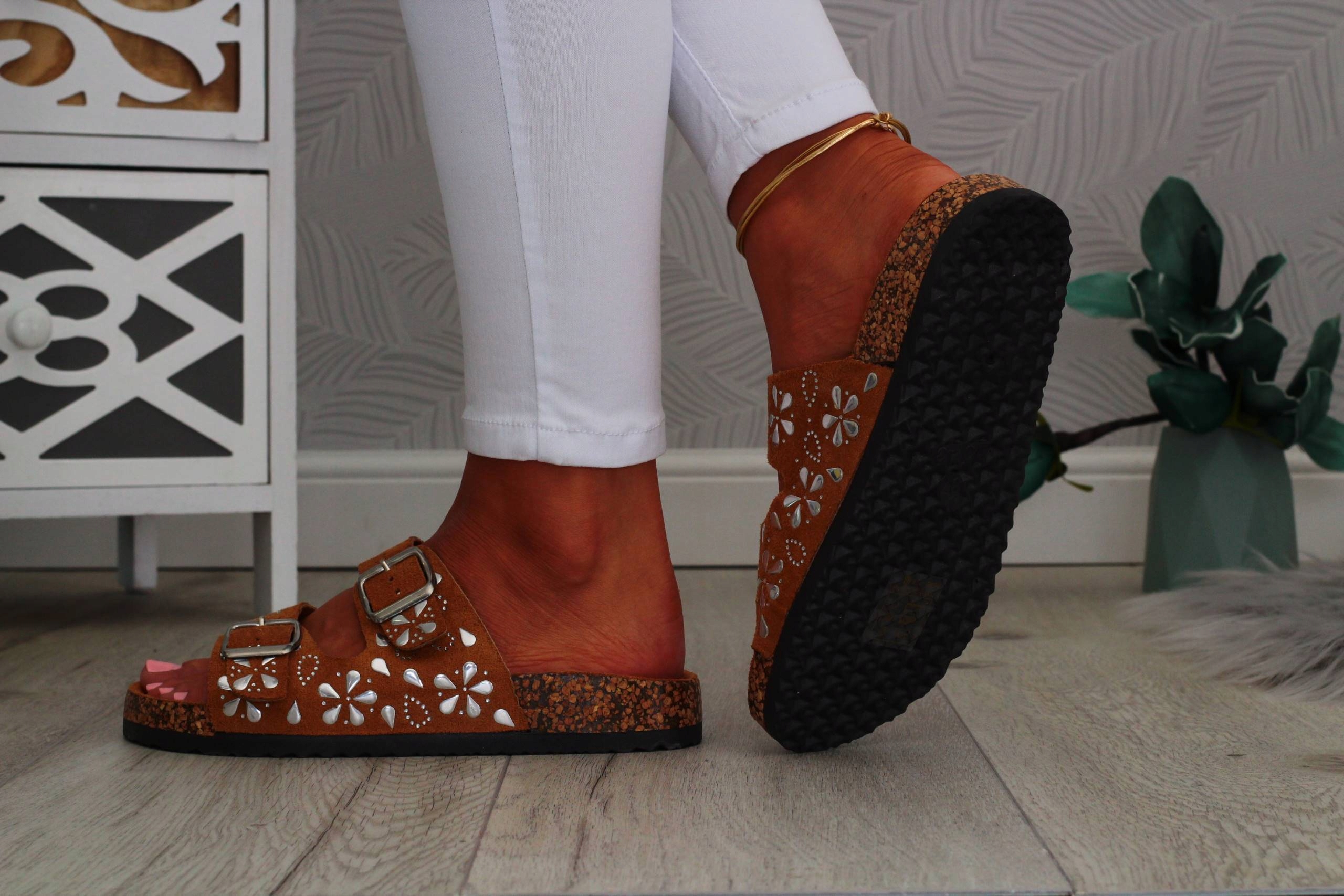 KLAPKI DAMSKIE NA KORKU STYLOWE KLAMRY PROFILOWANE Długość wkładki 23.5 cm