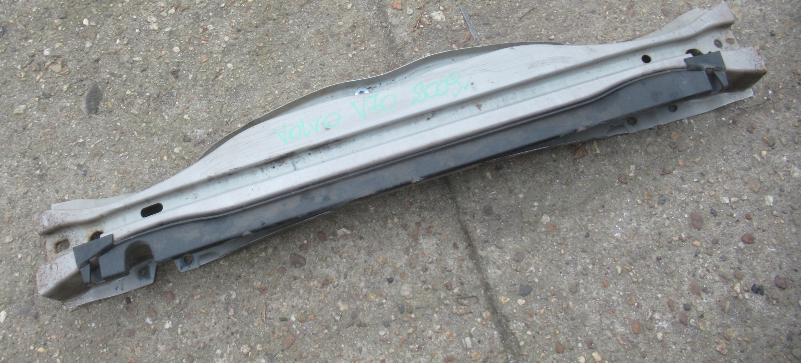 VOLVO V70 2.0 D 09R bumper support pillar front