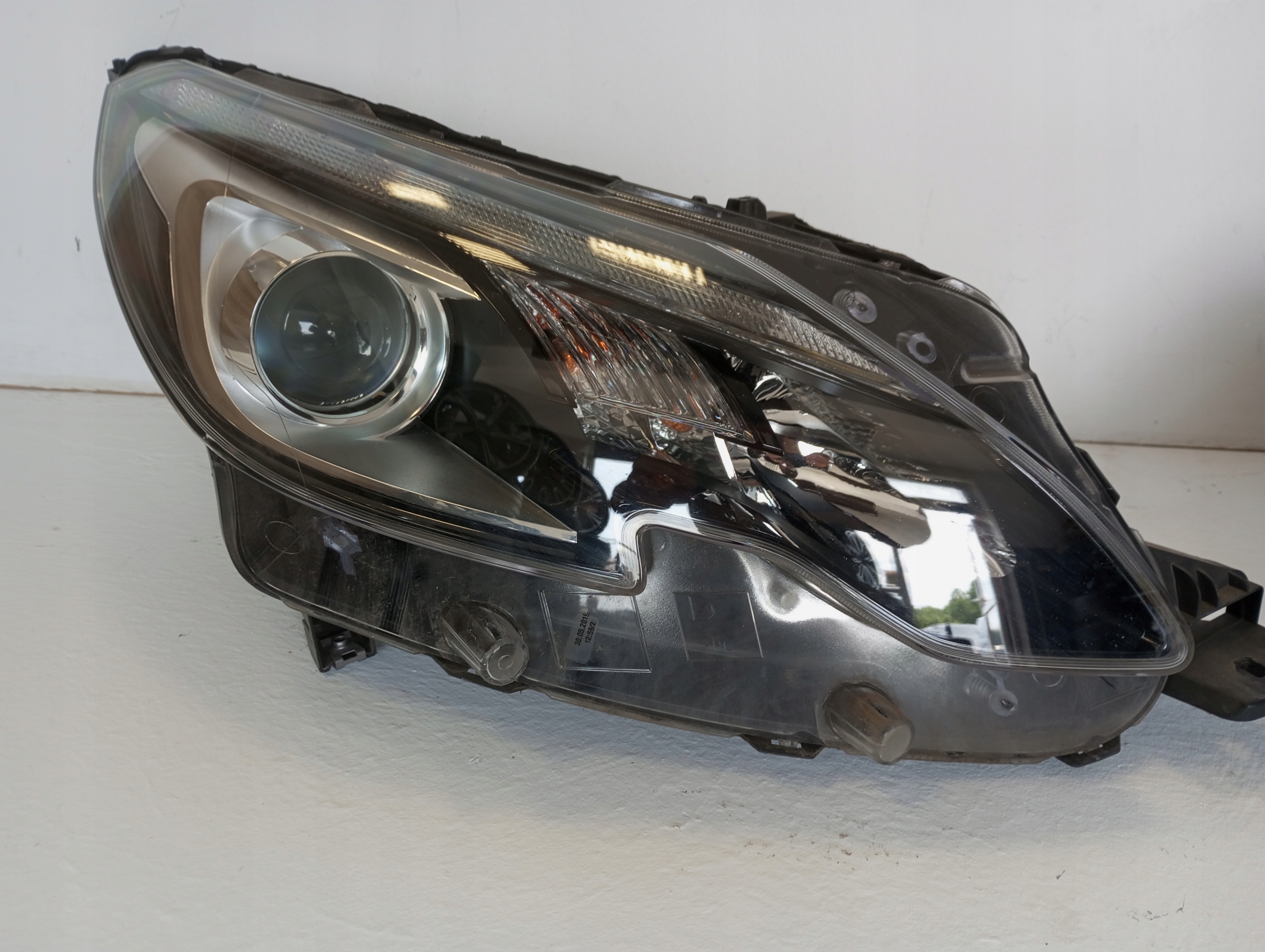 light PEUGEOT 2008 and LIFT 9825313680 right