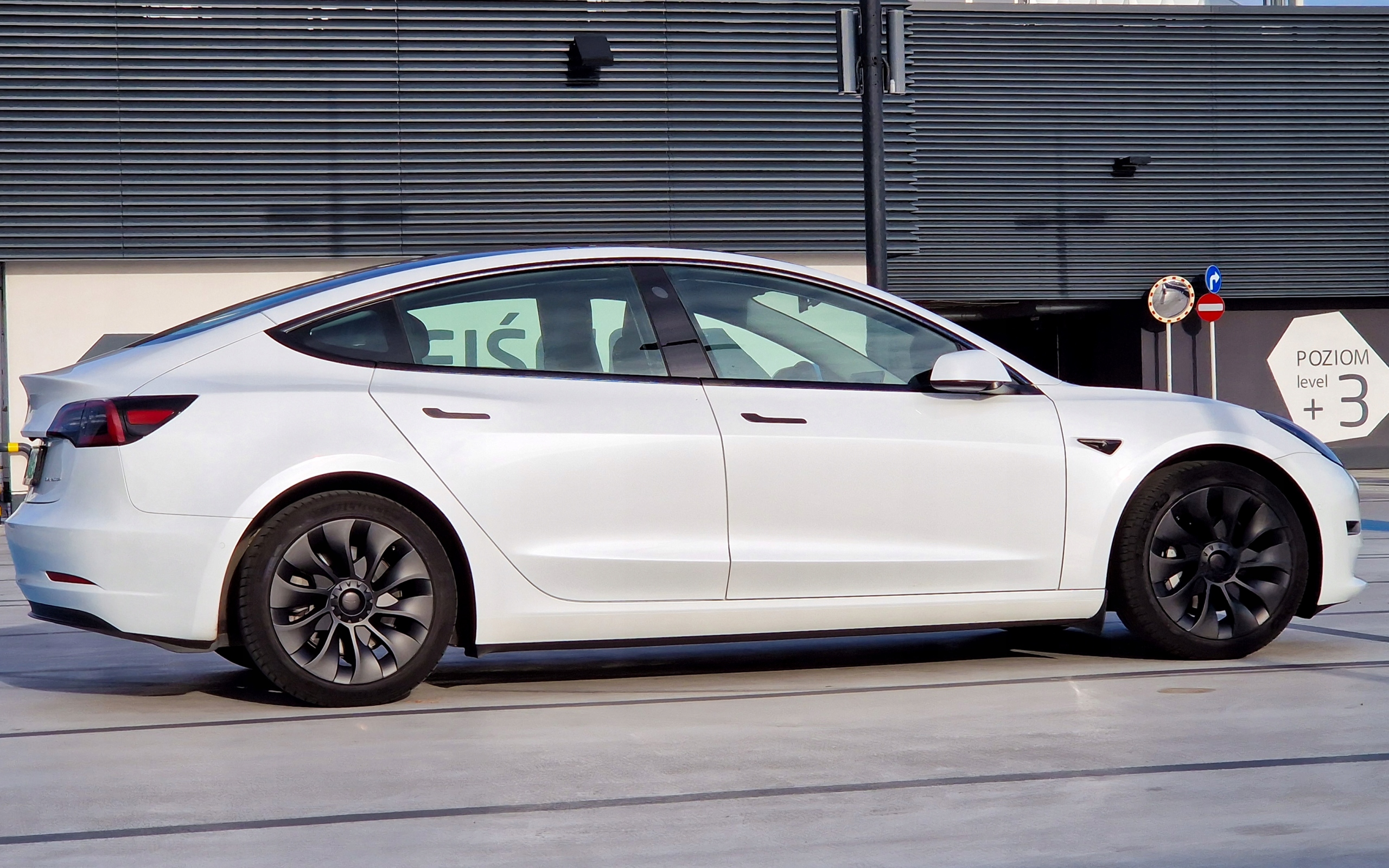 Kołpaki Uberturbine Tesla Model 3 - 4 szt. symetr L+R 18" czarny mat z logo Liczba sztuk 4 szt.