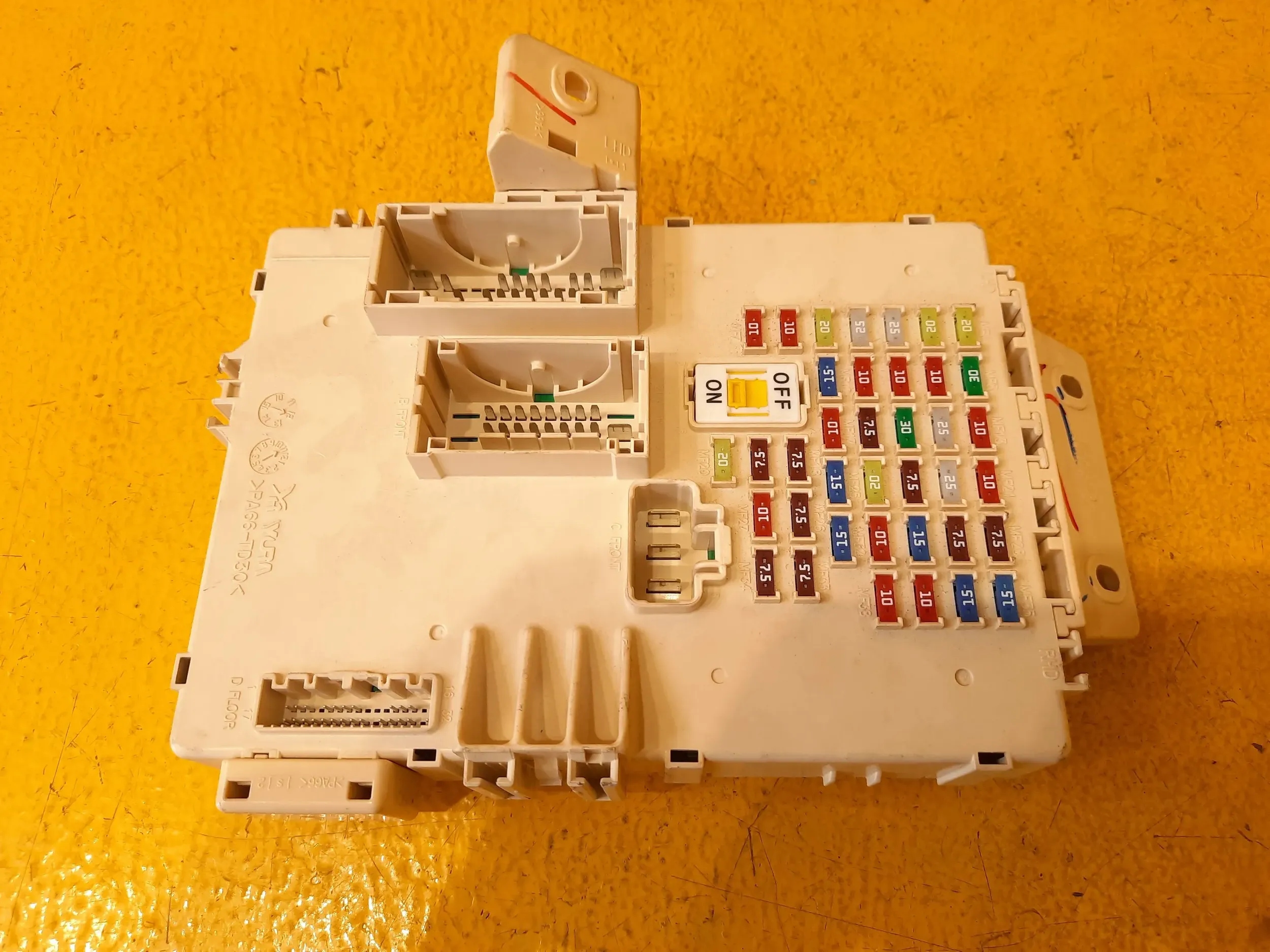 Hyundai i40 IX35 SKRZYNKA BEZPIECZNIKÓW 91950-3Z011