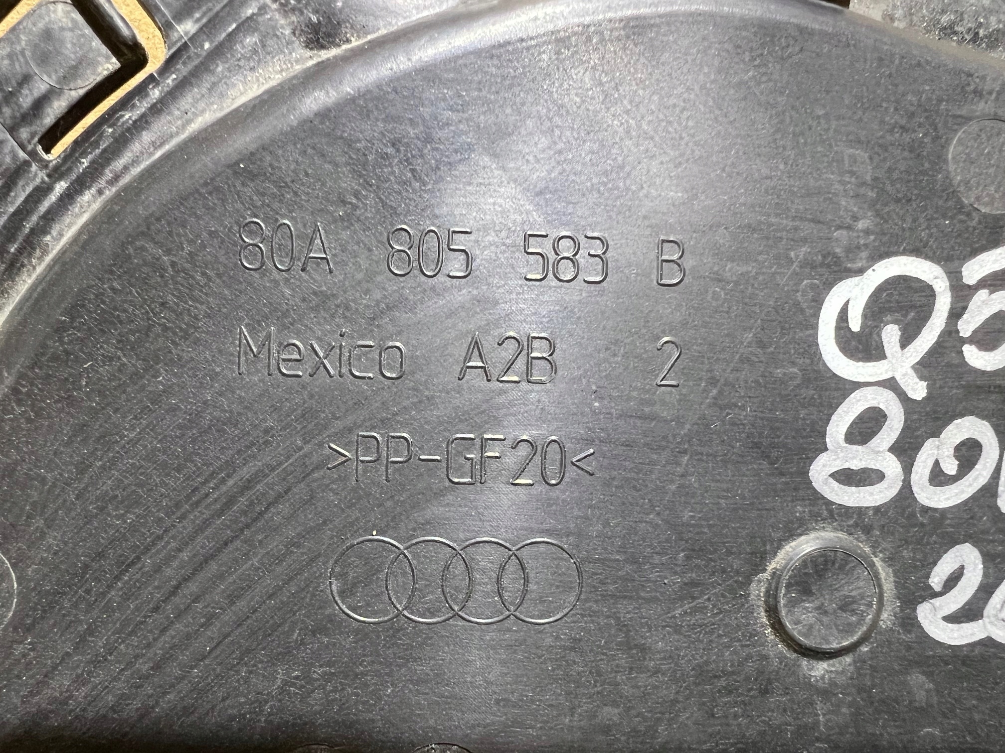 AUDI Q5 80A fedél fedél PODLUZNICY bal 80A805583B
