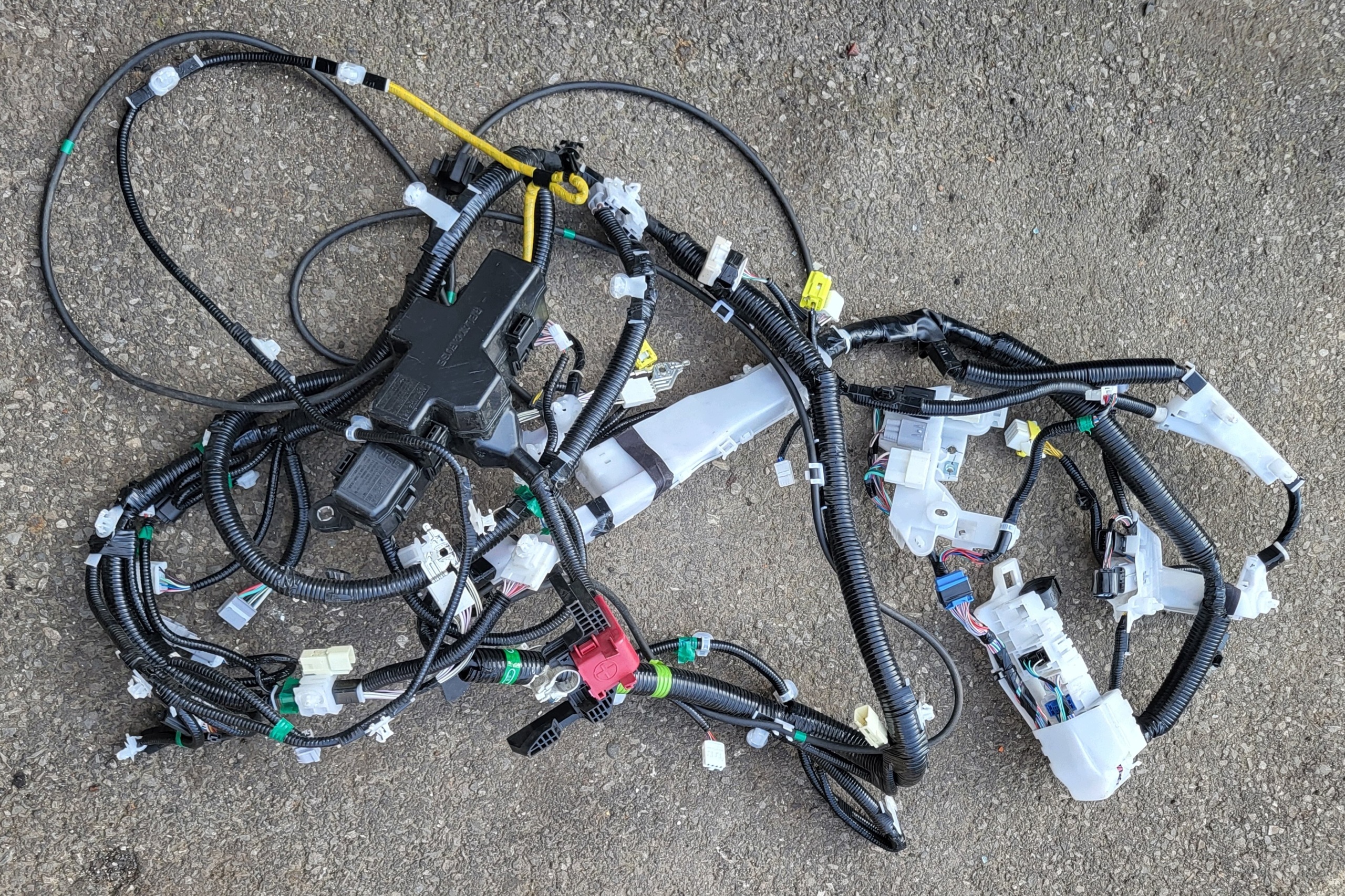 bundle wiring KOMORY of the engine terminal plus compartment BEZP. TOYOTA RAV4 V