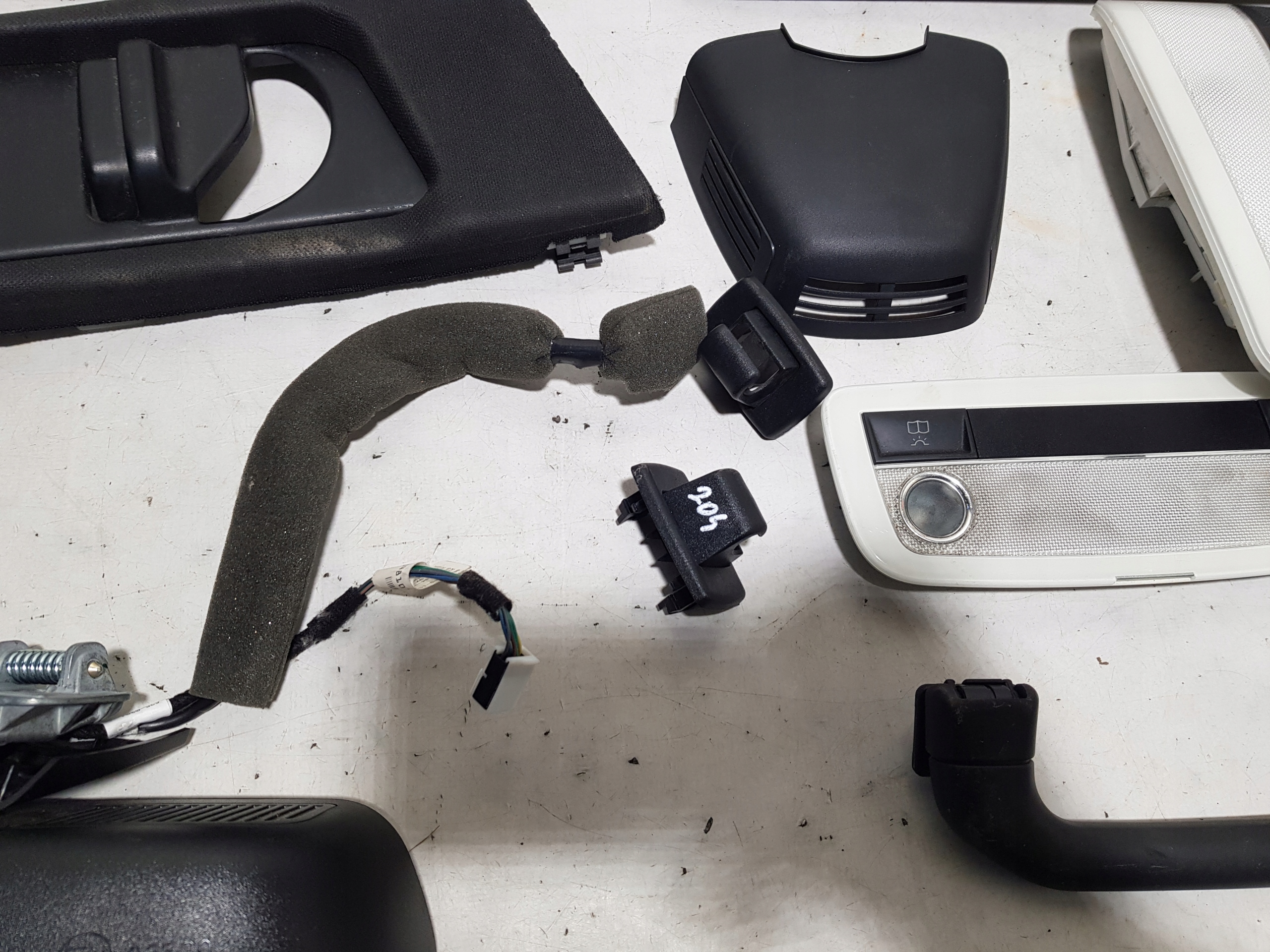 MERCEDES W204 AMG black, inner pillars light plastics