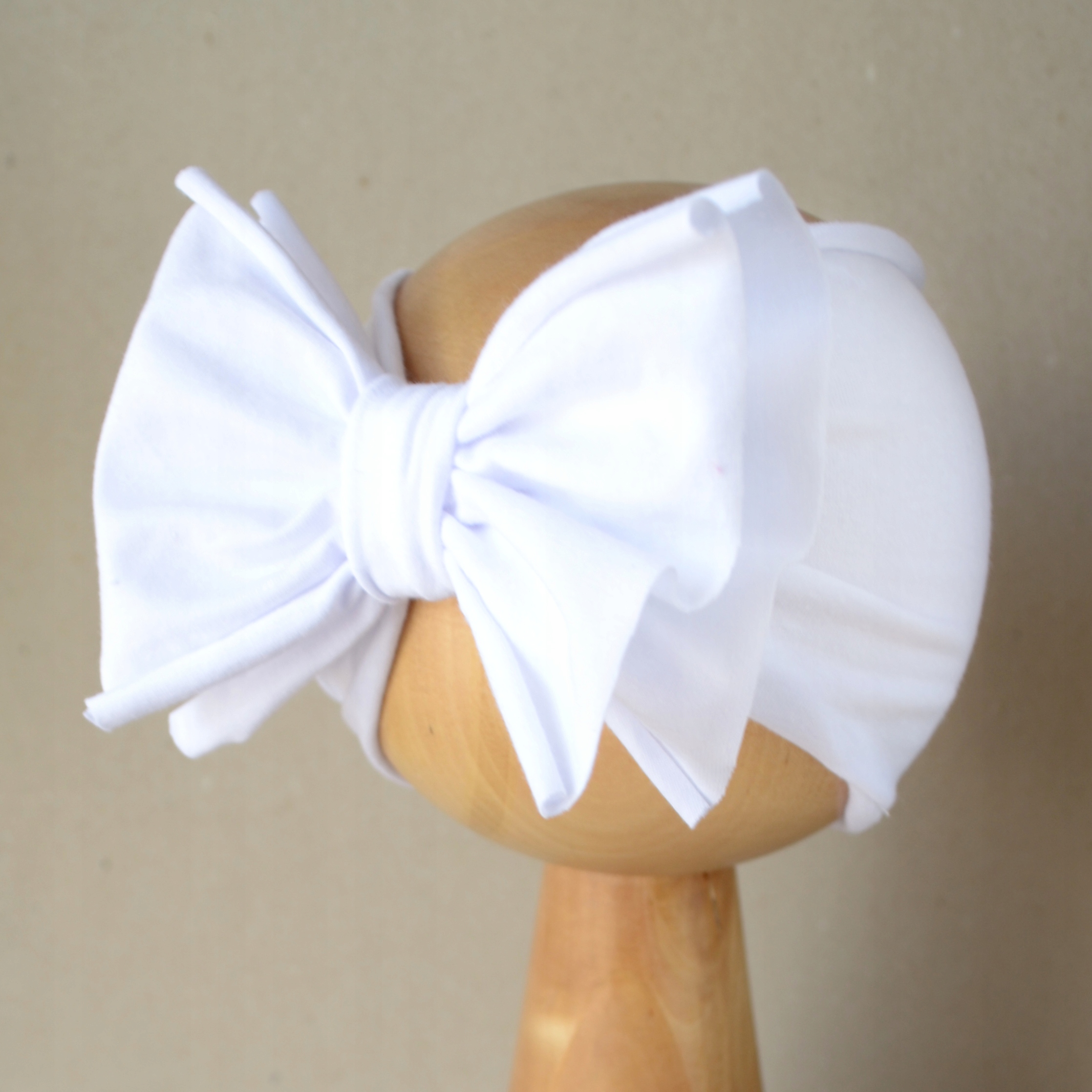 OPASKA BAWEŁNIANA Z DUŻĄ KOKARDĄ BIAŁY DLA DZIEWCZYNKI WIOSNA LATO 36-42 cm Marka Fairy Bows