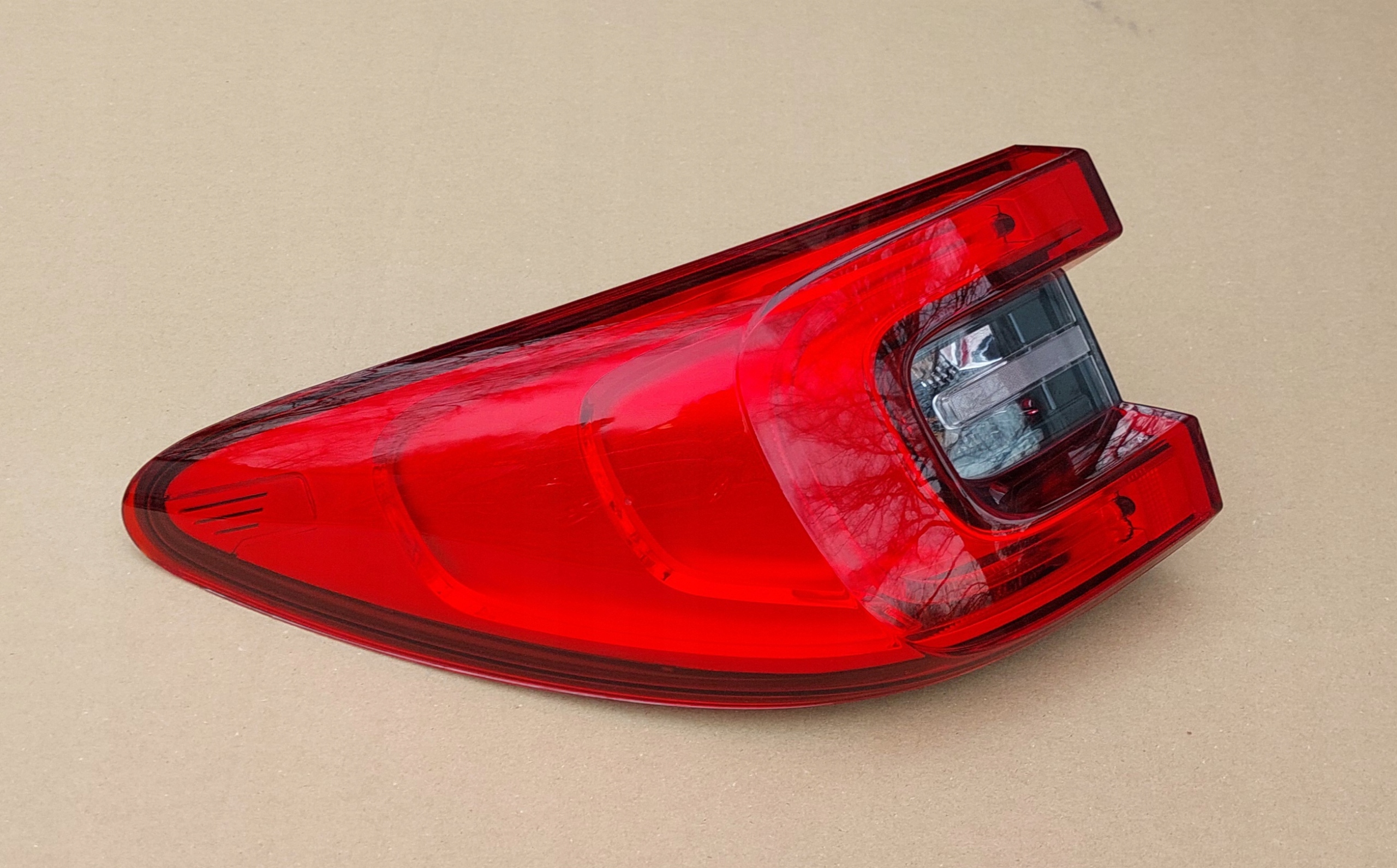 LAMPA LEWA TYLNA RENAULT KADJAR 15r - 18r