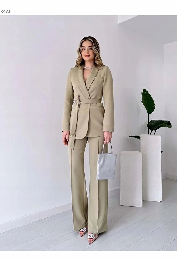 Elegantní Béžový Komplet Z Materiálu S Hladkou Texturou L 5IA