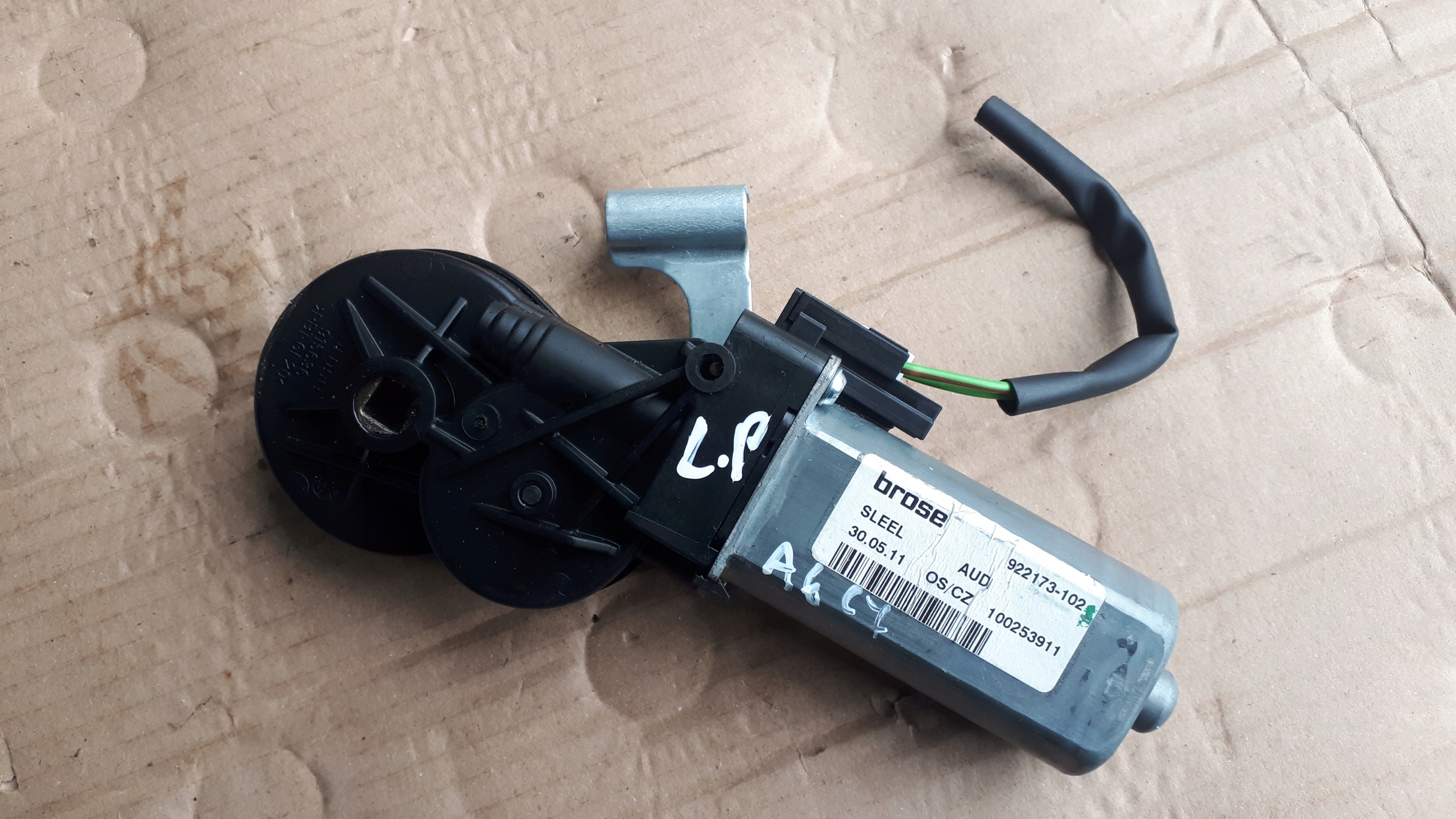 A6 C7 SILNICZEK REGULACJI FOTELA LEWY PRZOD A7