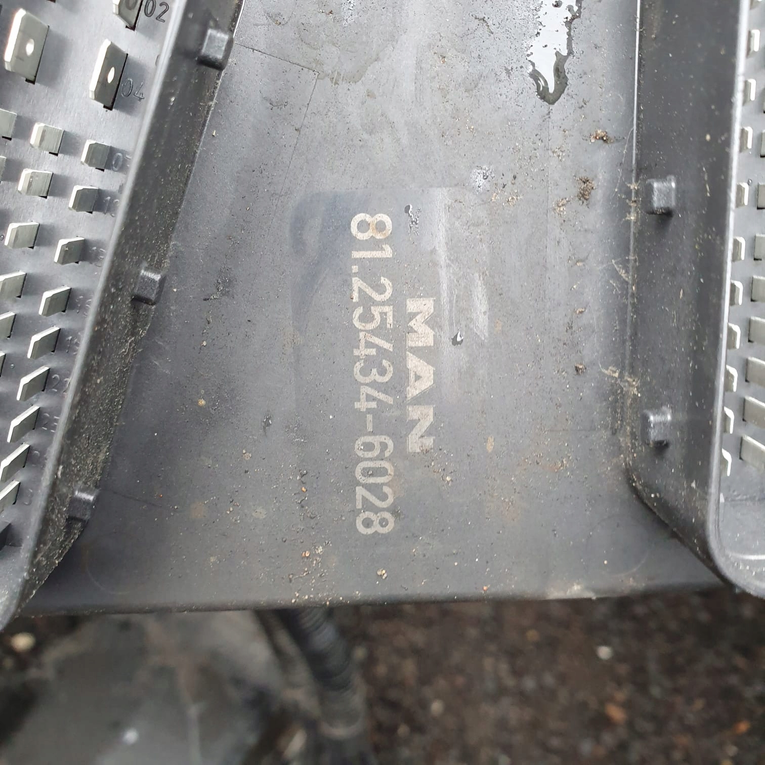 SKRZYNKA BEZPIECZNIKÓW MAN TGX TG3 81.25434-6028 Numer katalogowy części 81.25434-6028