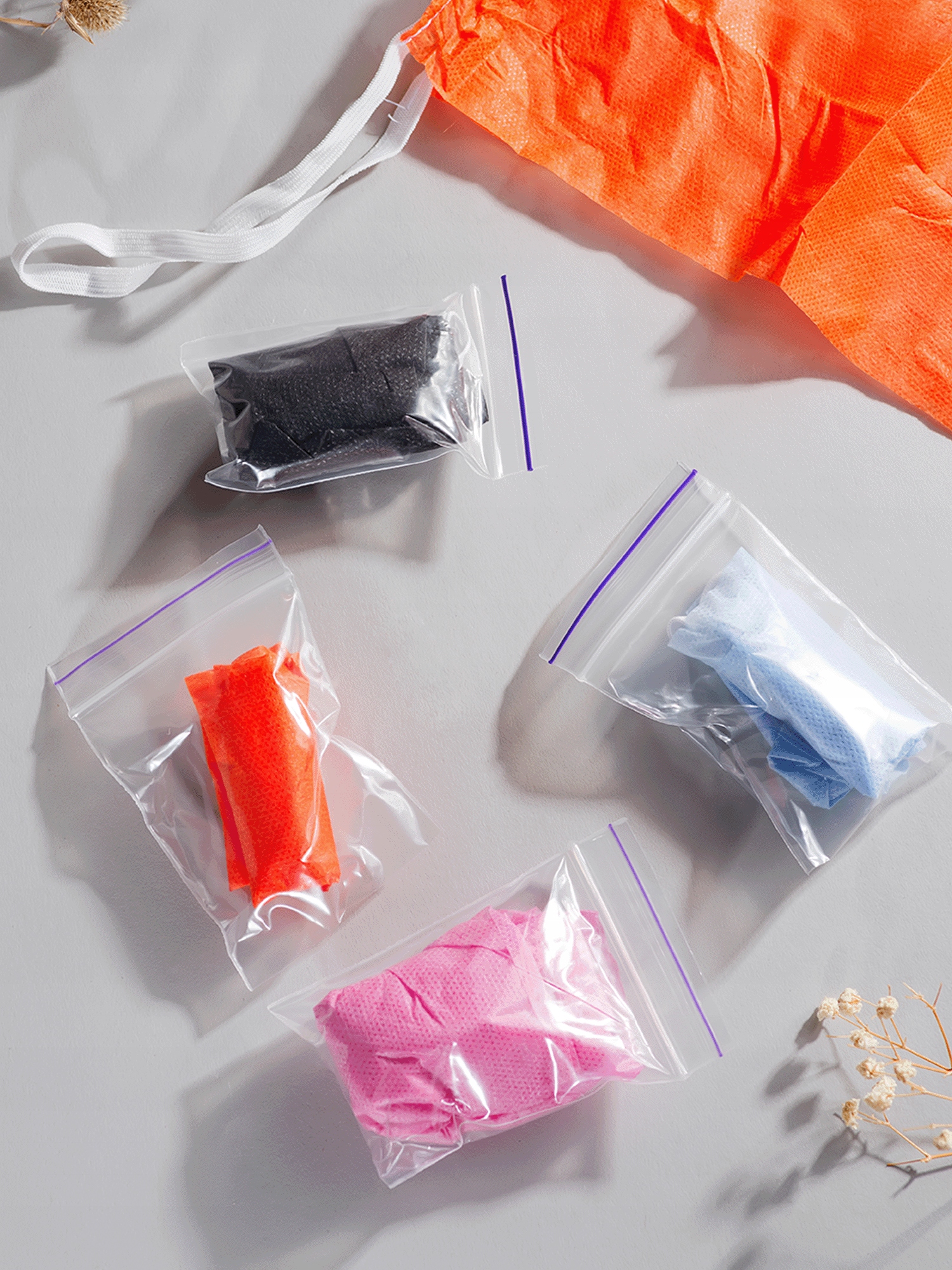 STRINGI JEDNORAZOWE DO ZABIEGÓW MAJTKI KOSMETYCZNE Z FALBANKĄ RÓŻOWE 50 SZT Kolor dominujący odcienie różu