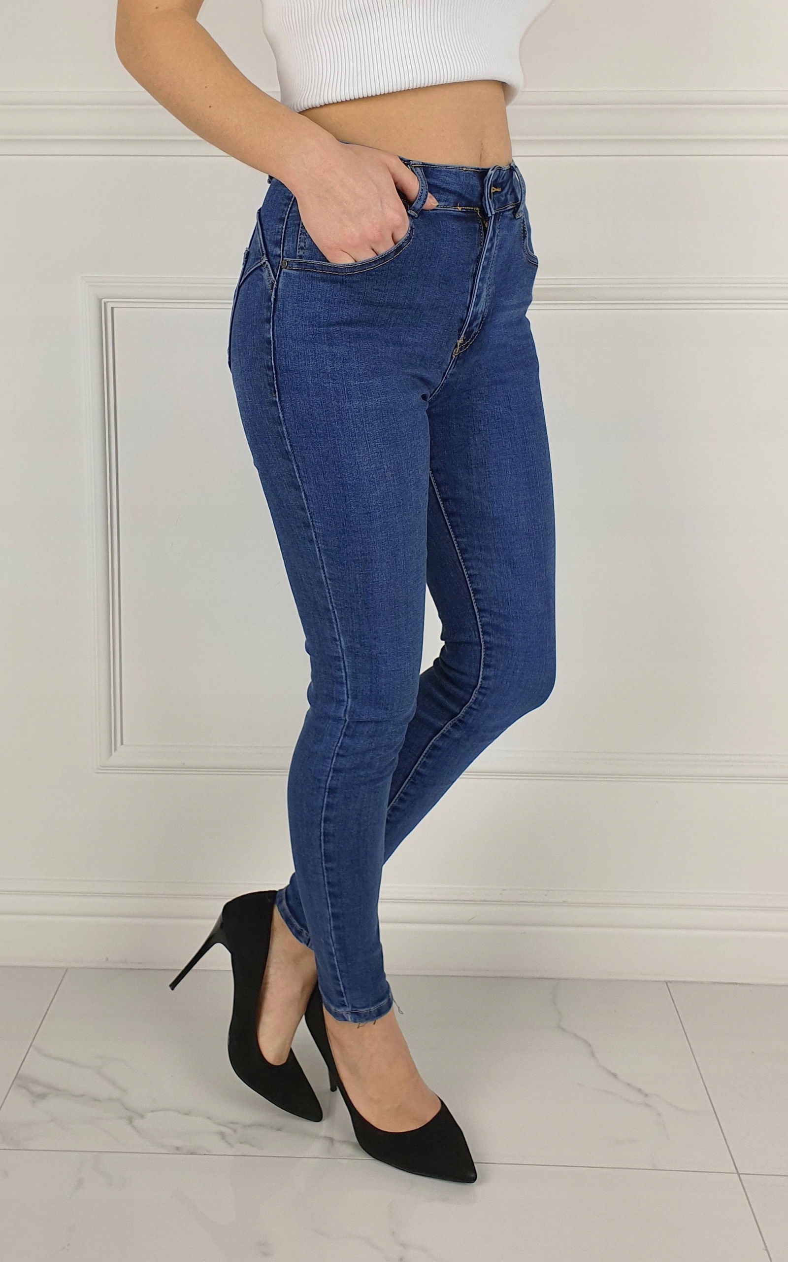 #KLASYCZNE SPODNIE DAMSKIE - JEANSOWE DOPASOWANE Materiał dominujący bawełna