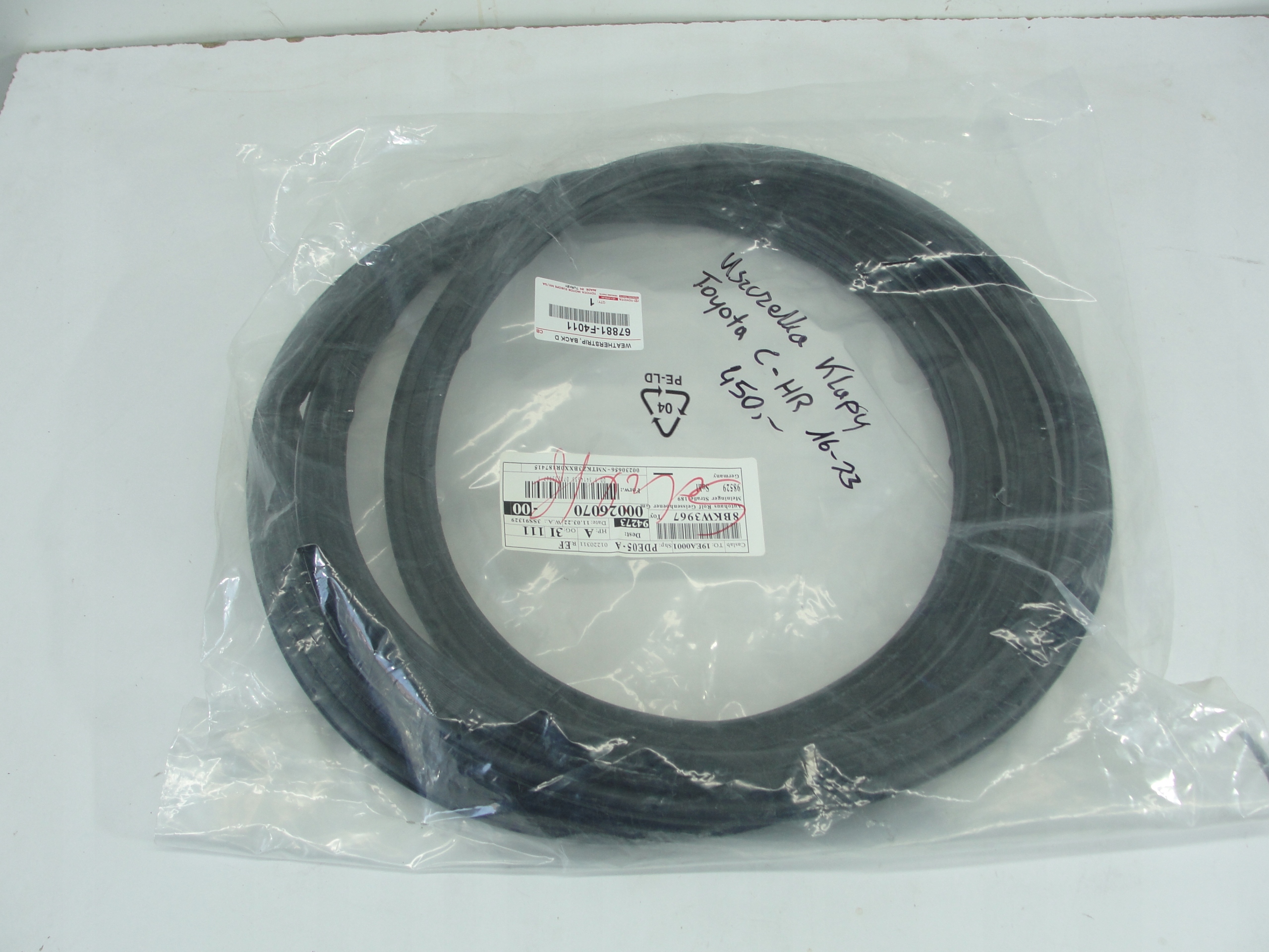 USZCZELKA KLAPY BAGAŻNIKA TOYOTA C-HR 16-23 67881-F4011