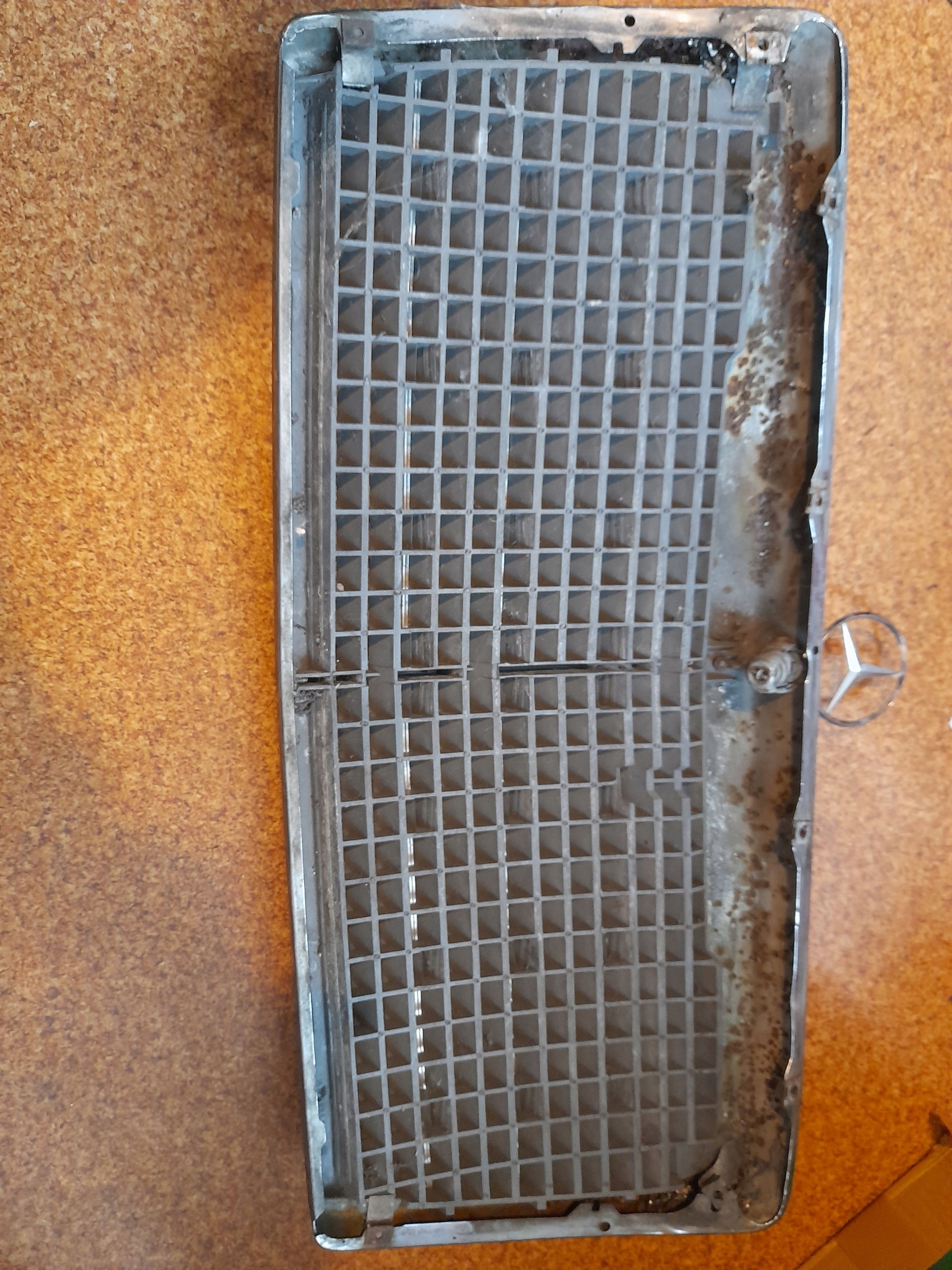 GRILL ATRAPA Mercedes W124 Wersja Europejska