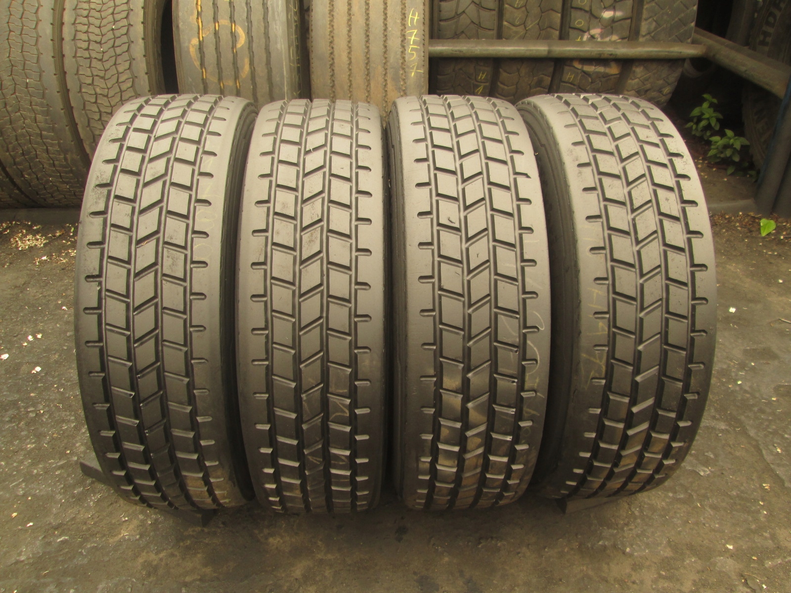 215 / 75r17.5 Continental LS3 HYBRID 4.шт приводу