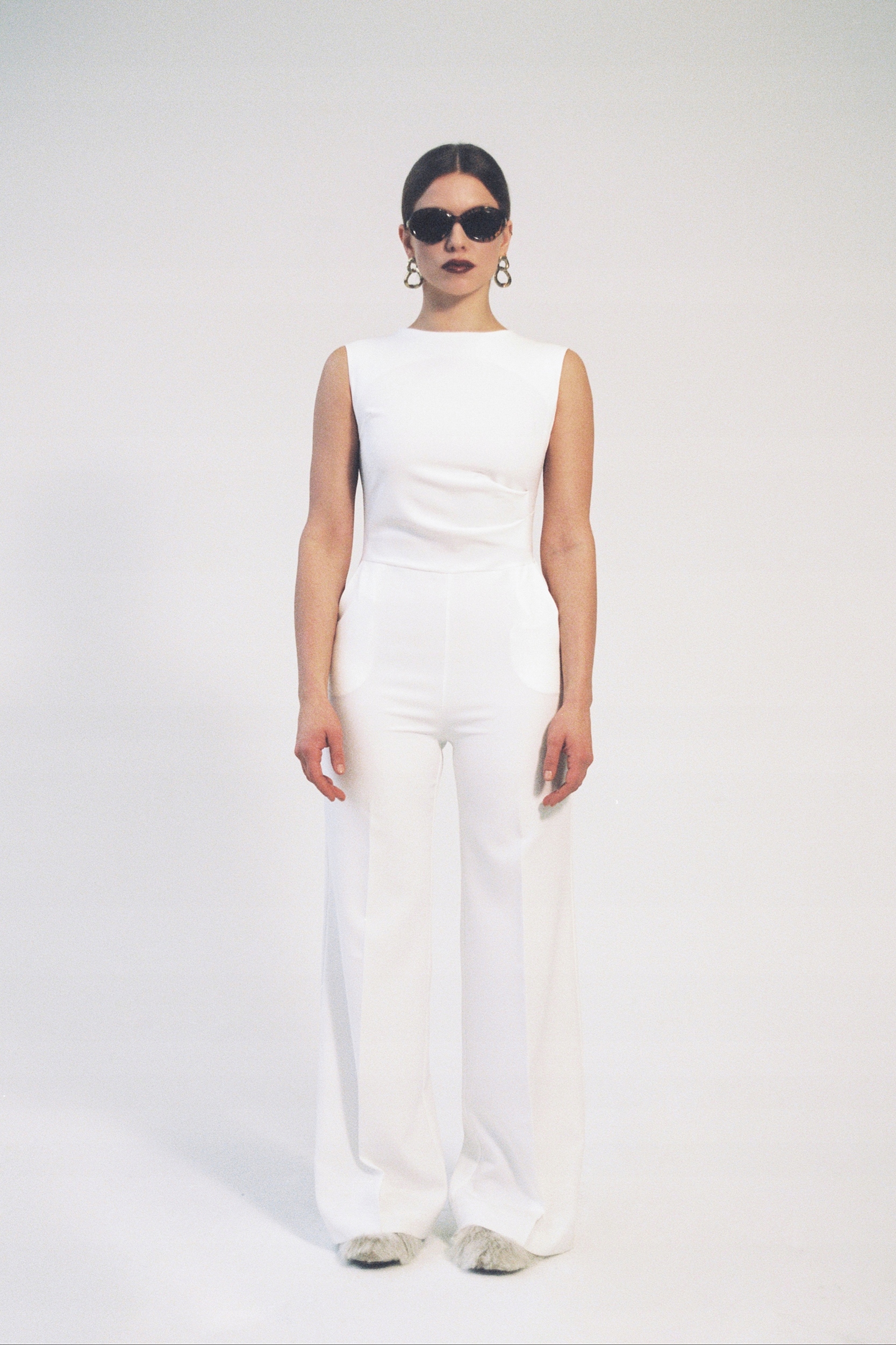 KOBIECY ELEGANCKI DAMSKI KOMBINEZON Z SZEROKIMI NOGAWKAMI ECRU 36 S Odcień ecru