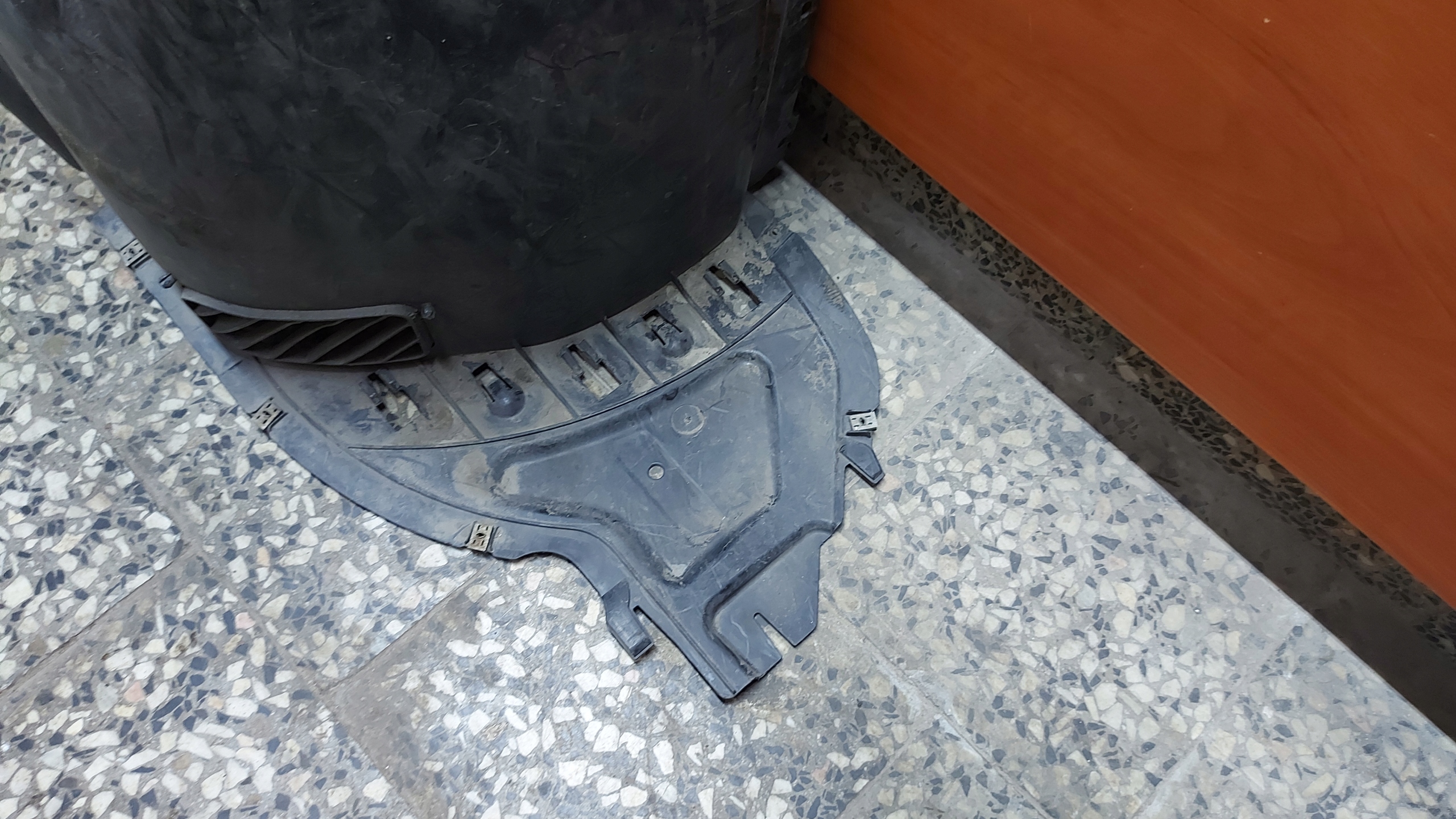 mudguard left front SKODA OCTAVIA IV 20