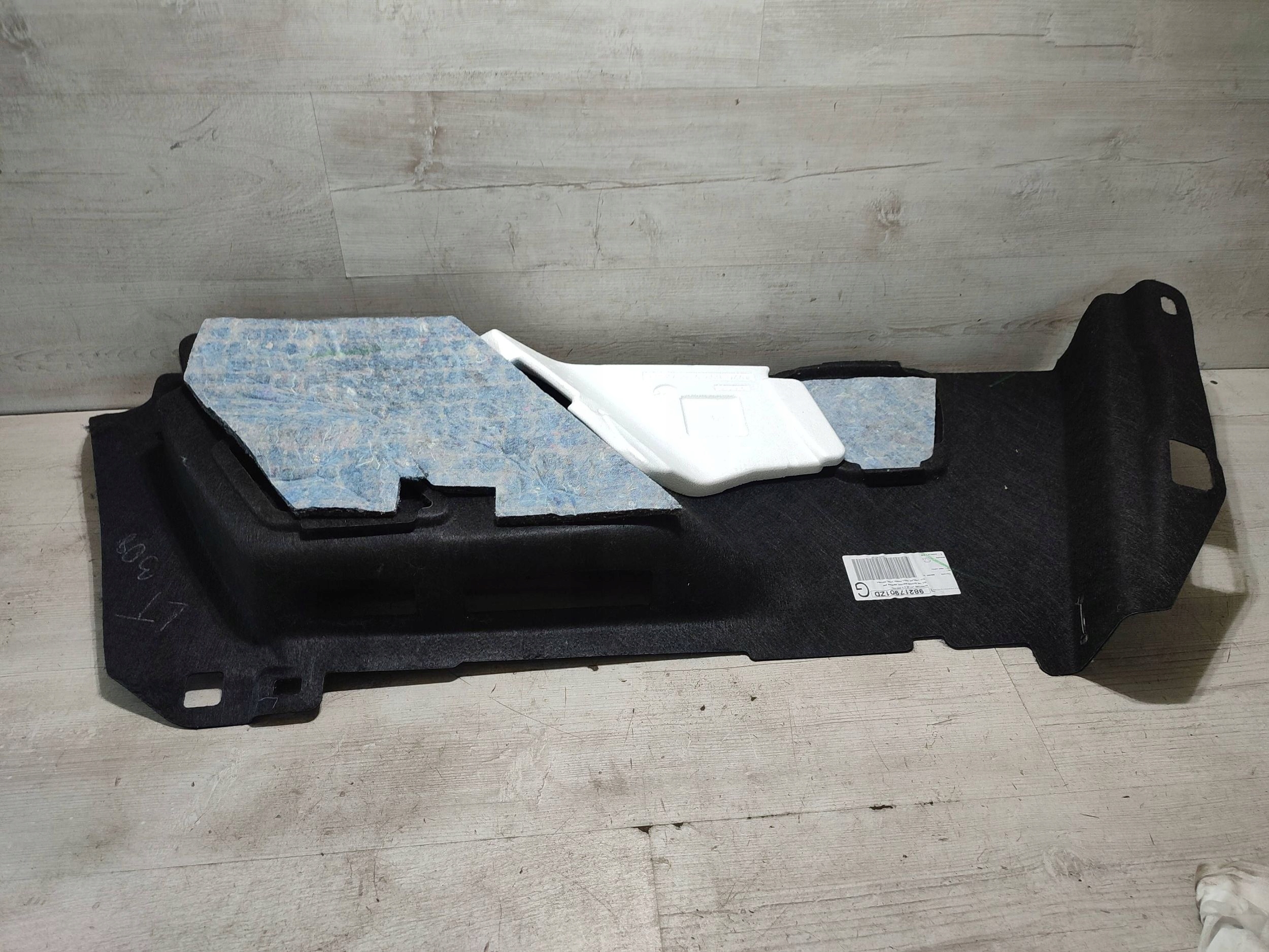 Peugeot 308 2019 rear part side left side / upholstery / boot