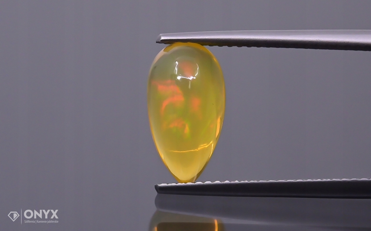 Opál z Etiopie kabošon slza 13x7 mm